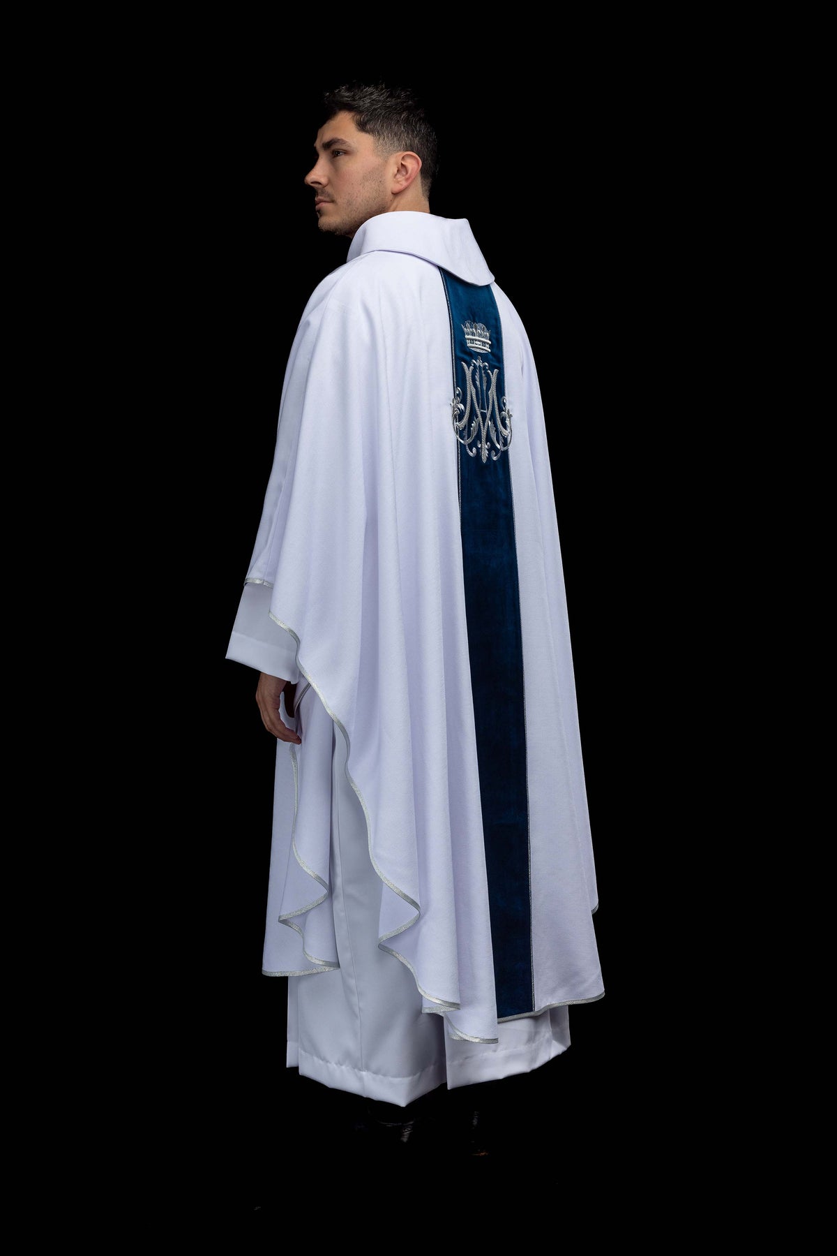 Ornat maryjny, widok z tyłu pod kątem z granatowym pasem