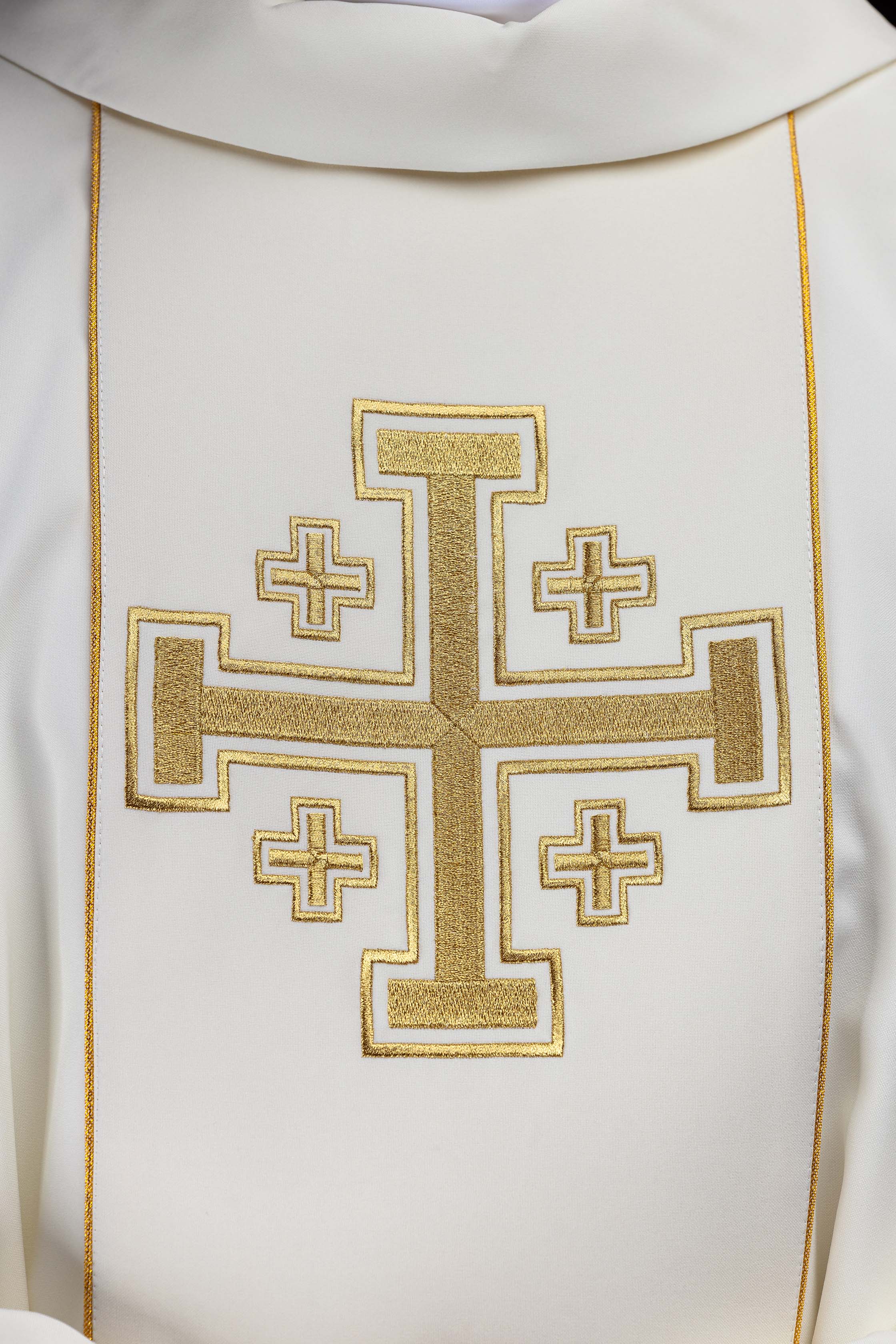 Ornat haftowany ecru z pasem krzyże jerozolimskie - ORNATY.PL