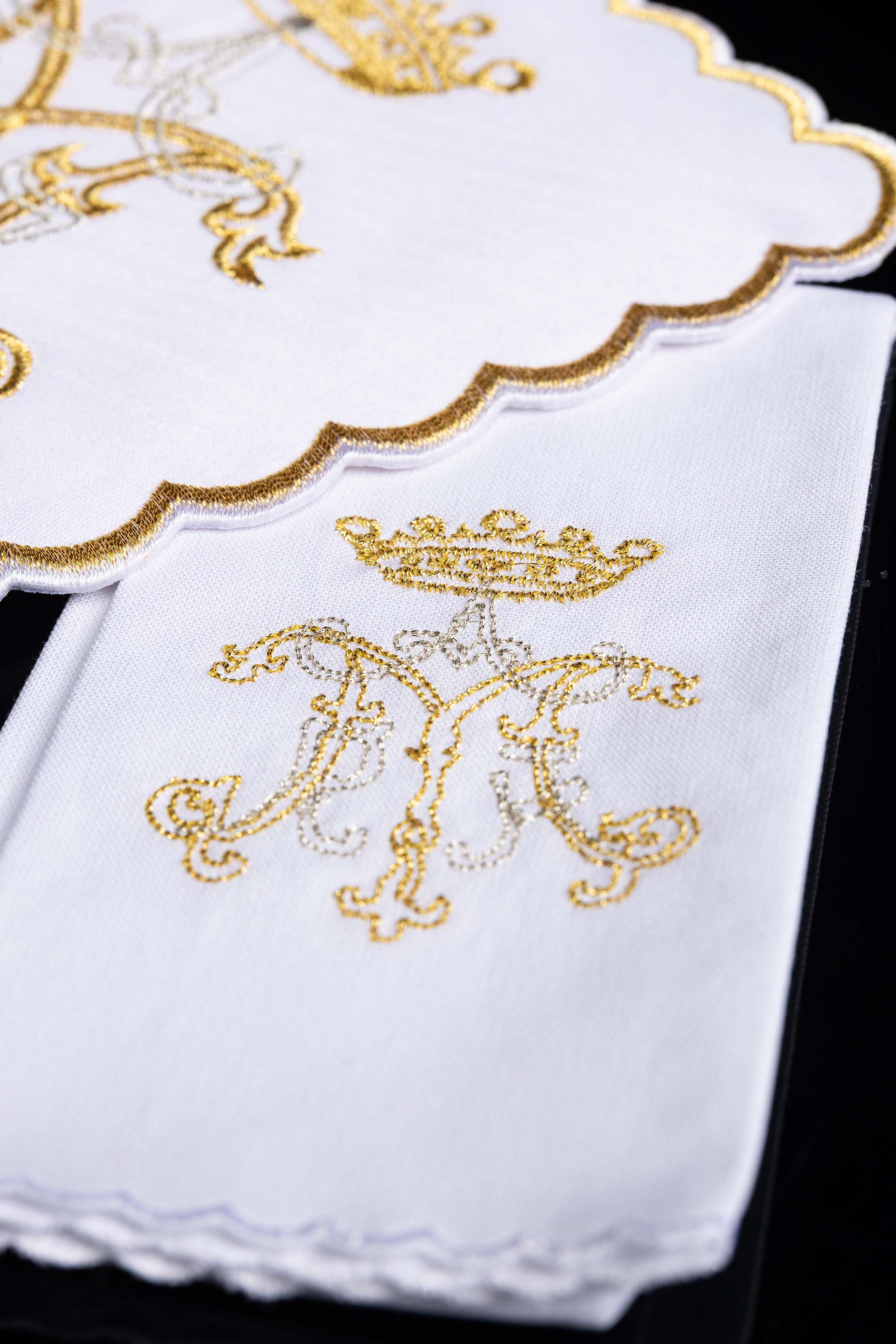 Bielizna kielichowa z złotym haftem maryjnym - ORNATY.PL