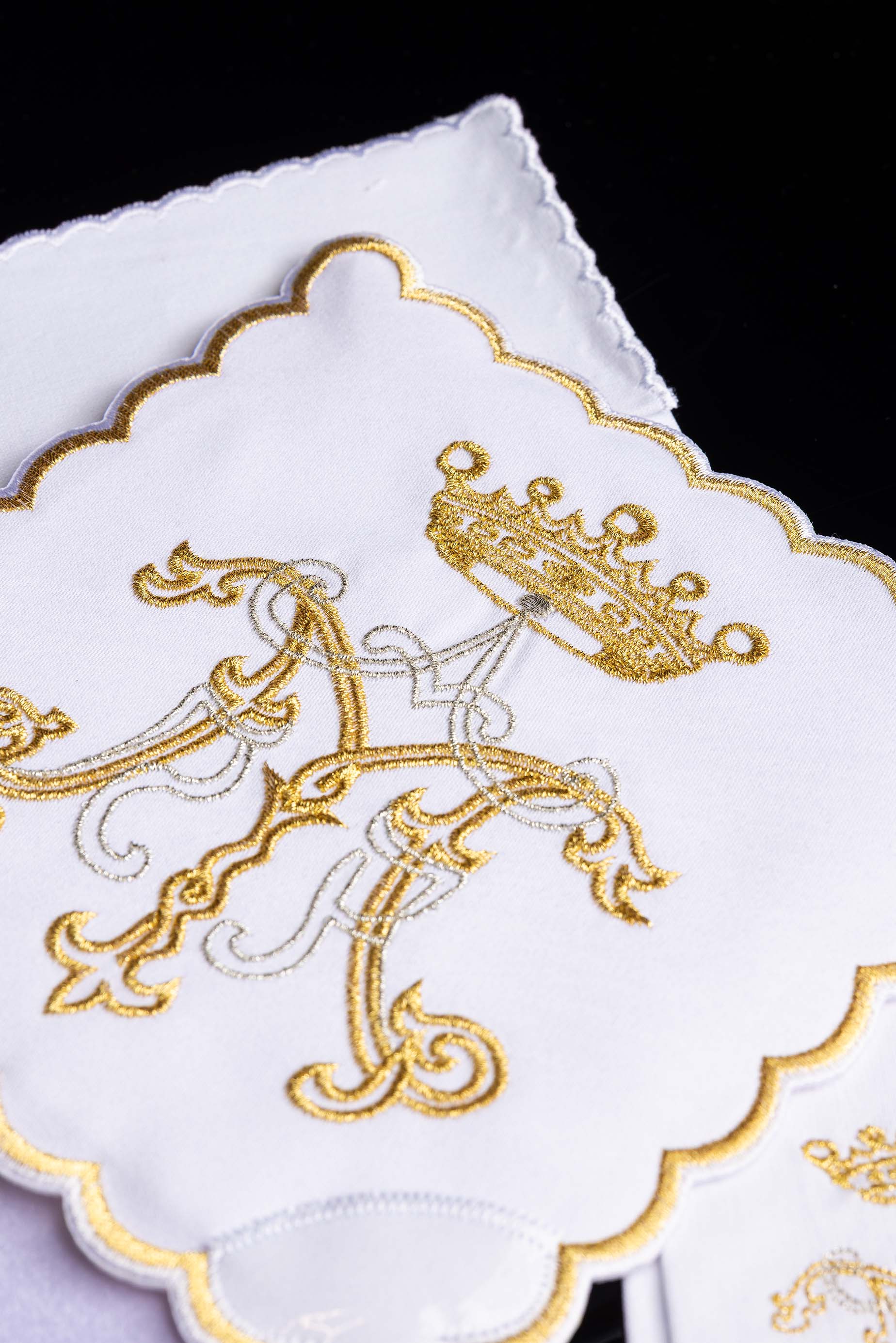 Bielizna kielichowa z złotym haftem maryjnym - ORNATY.PL