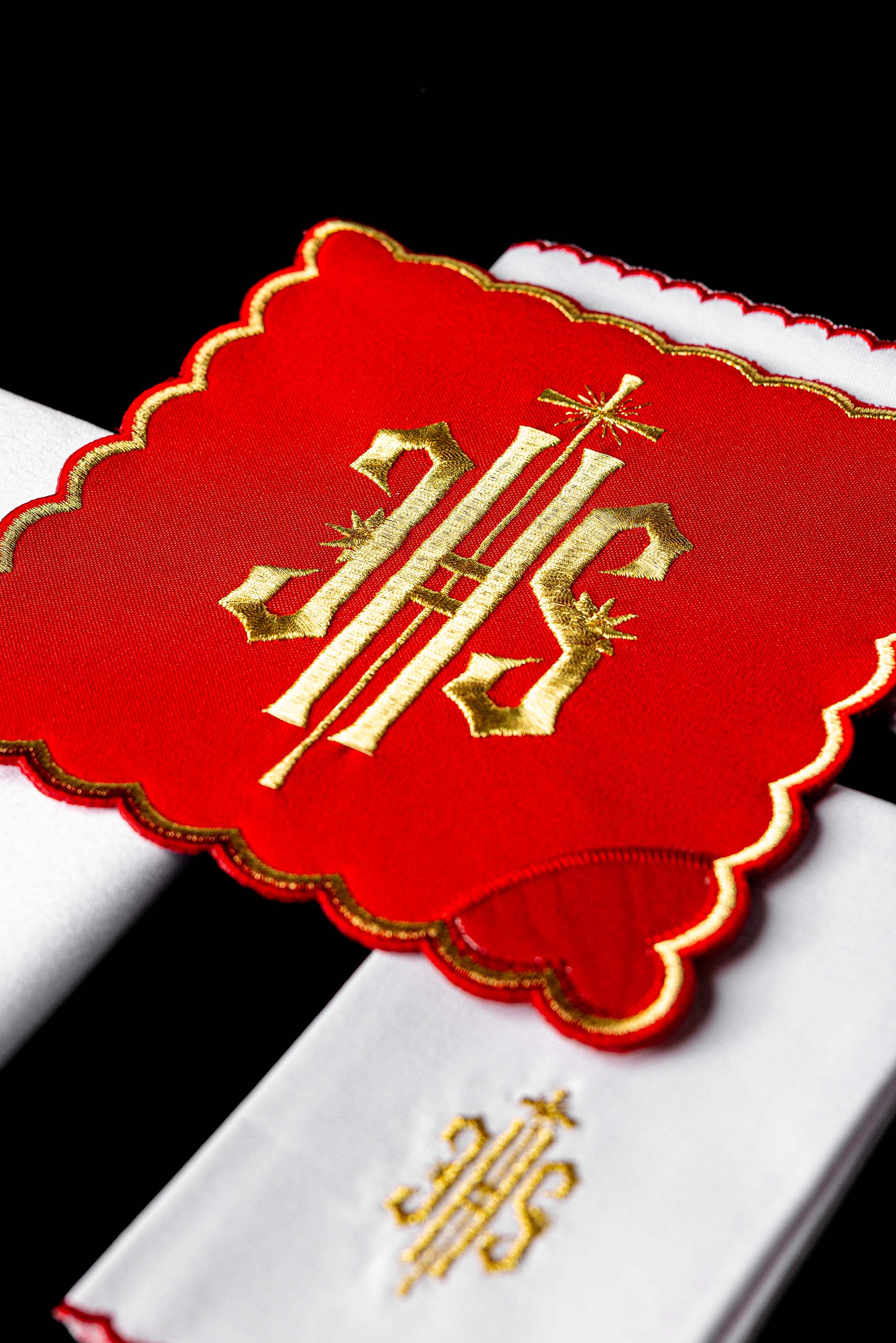 Komplet Kielichowy Haftowany IHS Czerwony