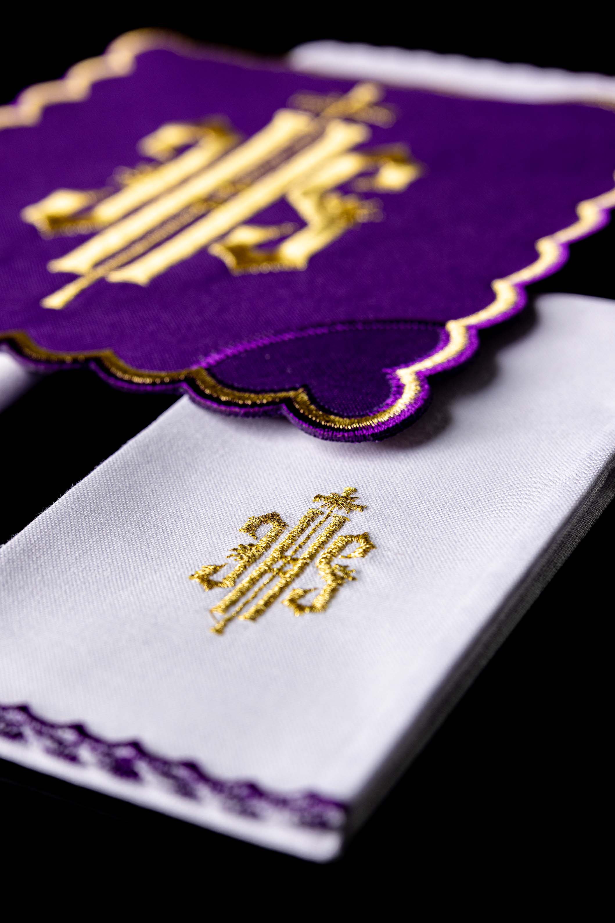 Bielizna kielichowa haftowana IHS Fioletowa