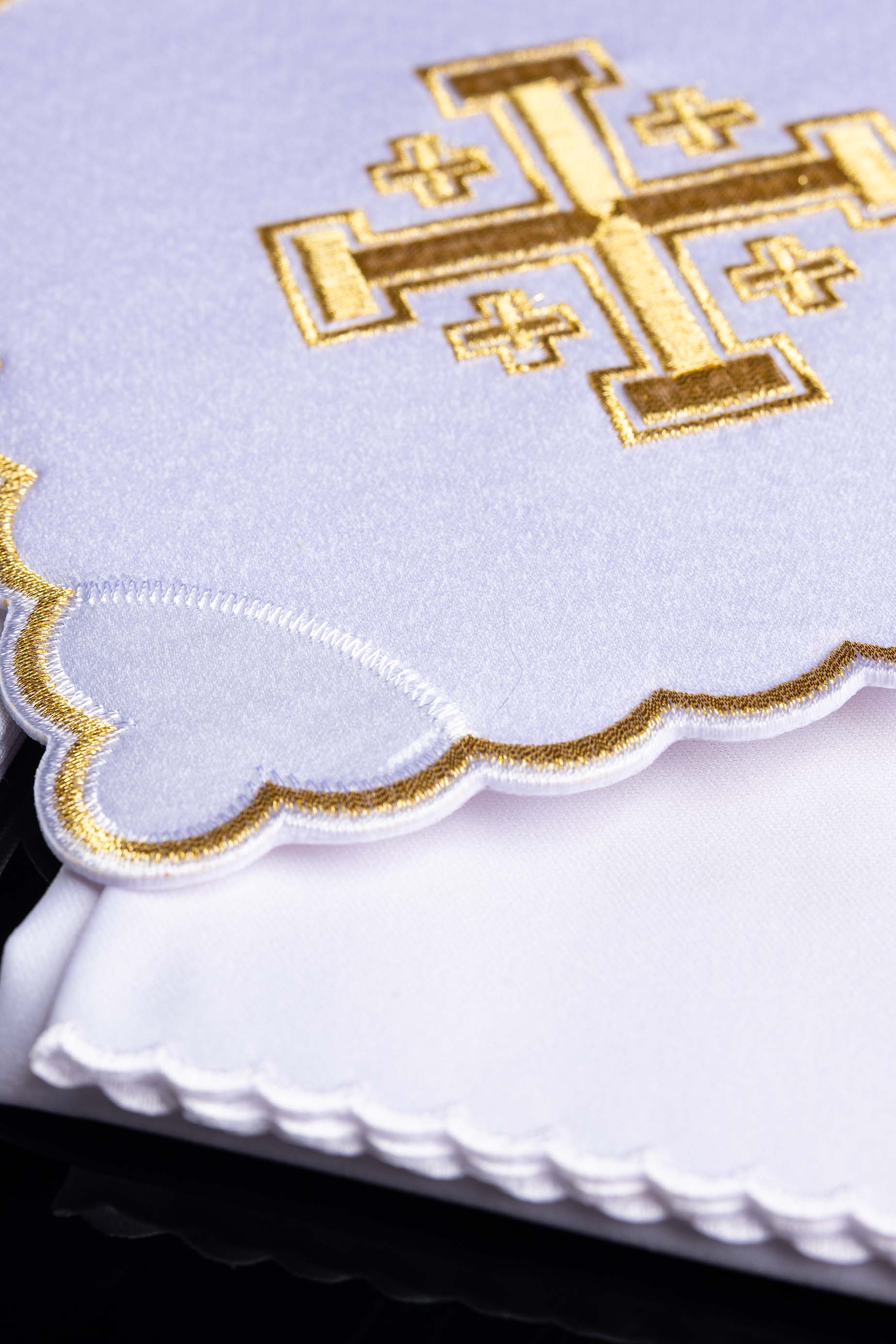 komplet kielichowy z haftem krzyża biały - ORNATY.PL