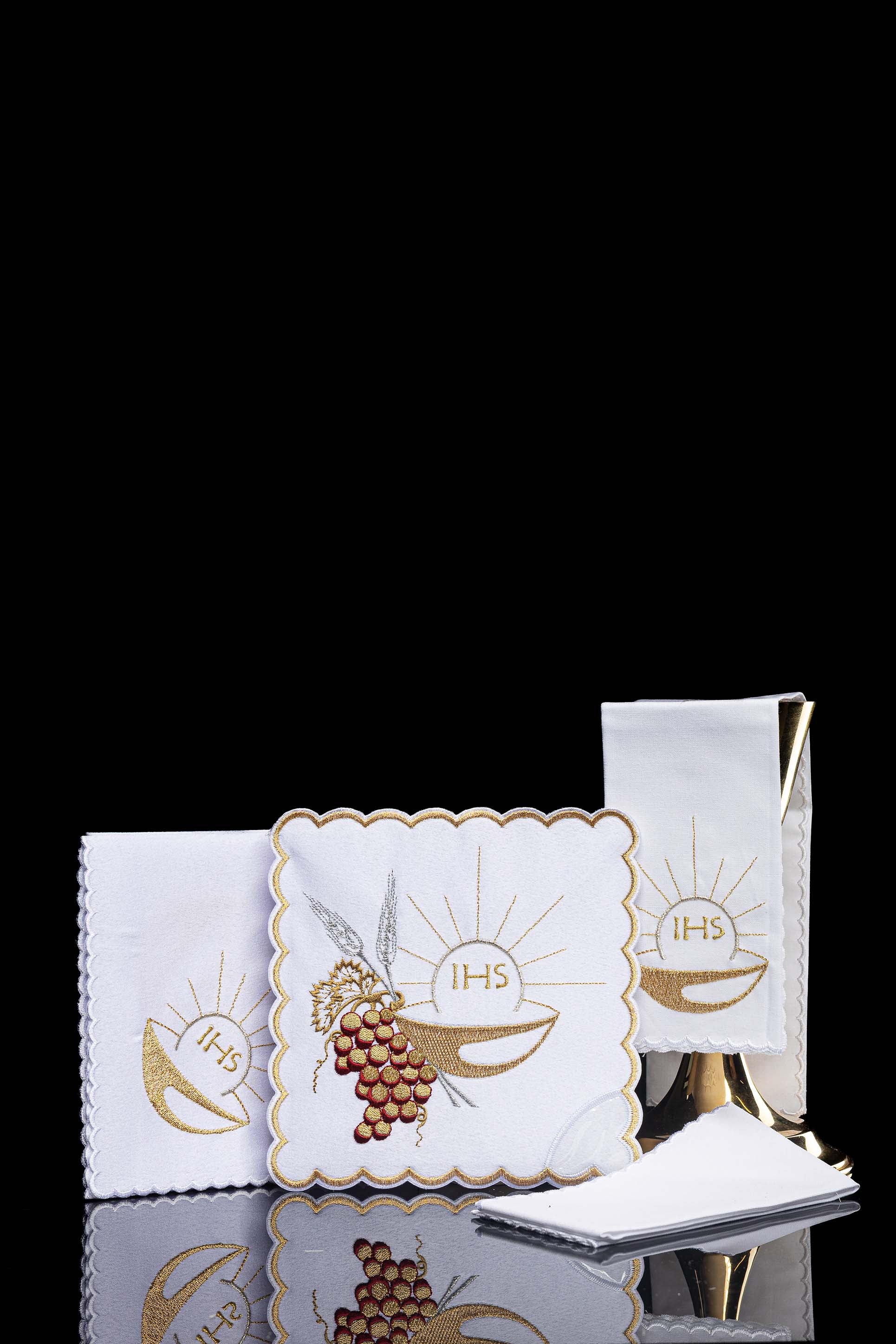 Bielizna kielichowa z haftem kielicha eucharystycznego