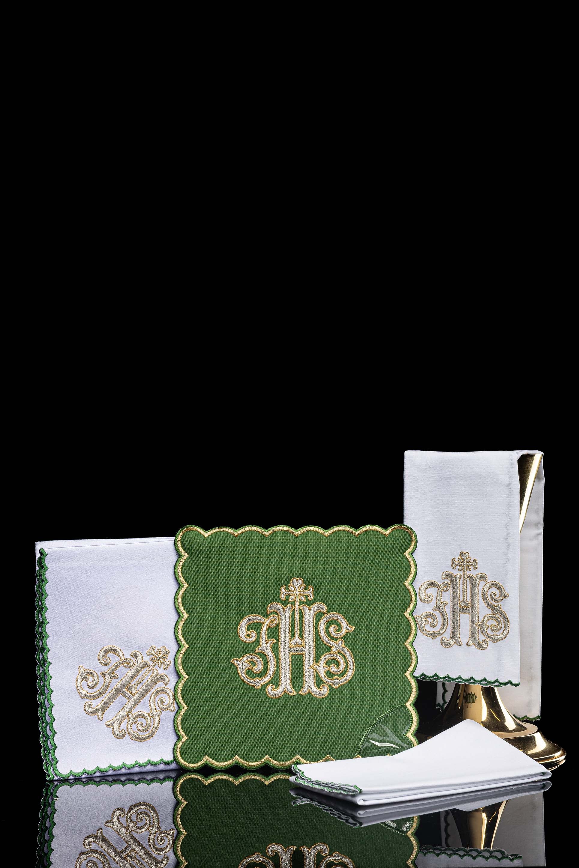 Bielizna kielichowa haftowana IHS zielona palka