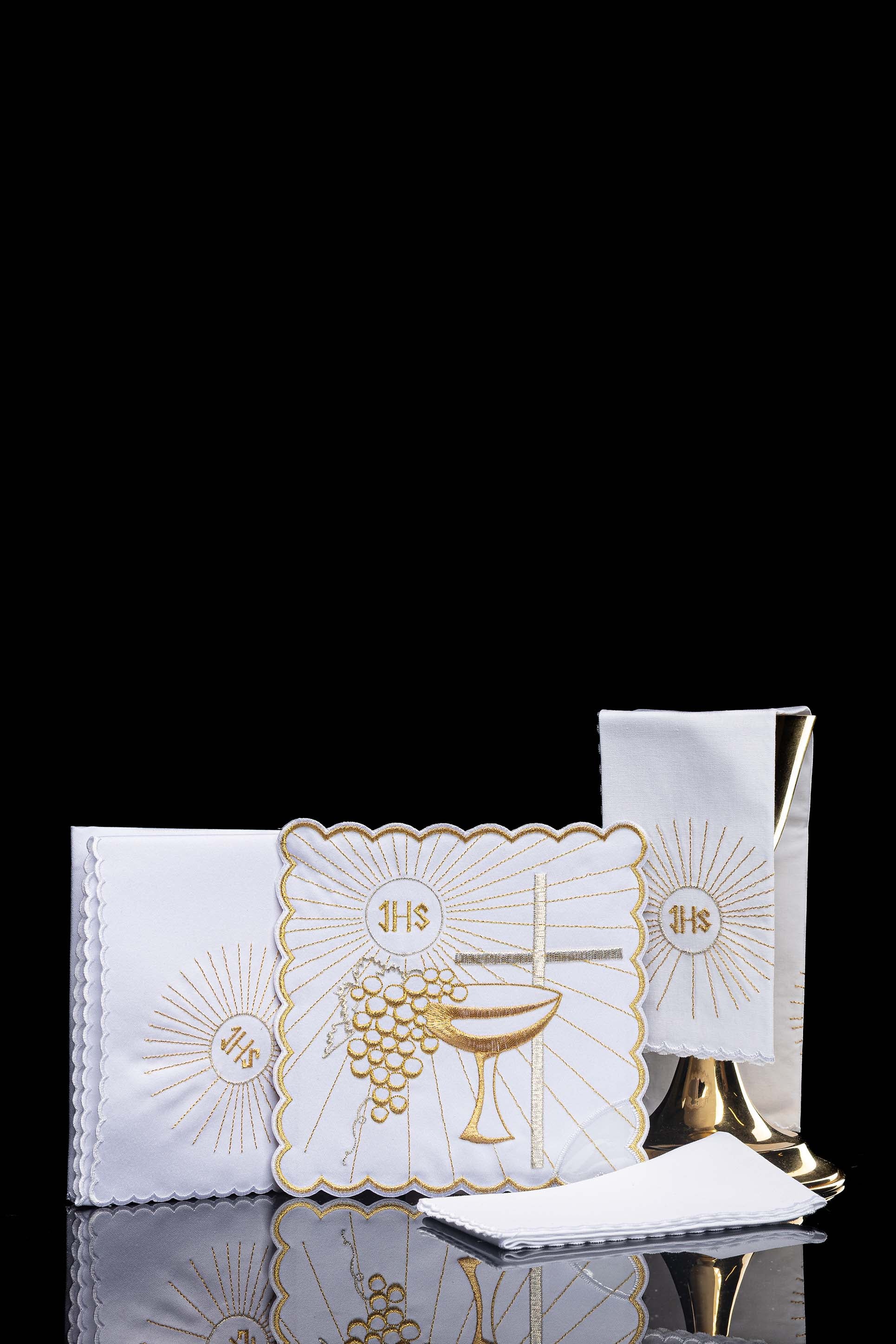 Bielizna kielichowa z złotym haftem kielicha i krzyżem