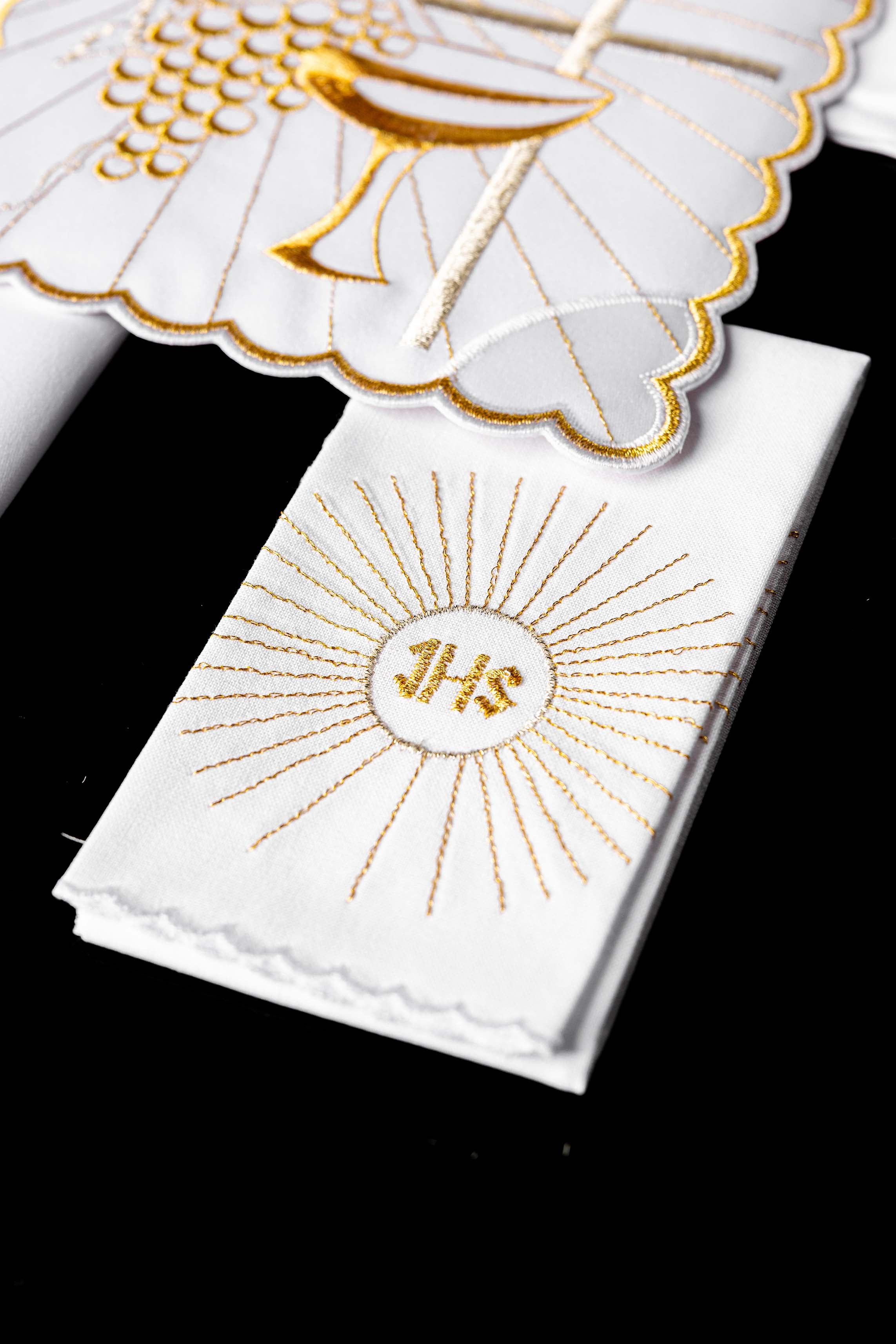 Bielizna kielichowa z złotym haftem kielicha i krzyżem