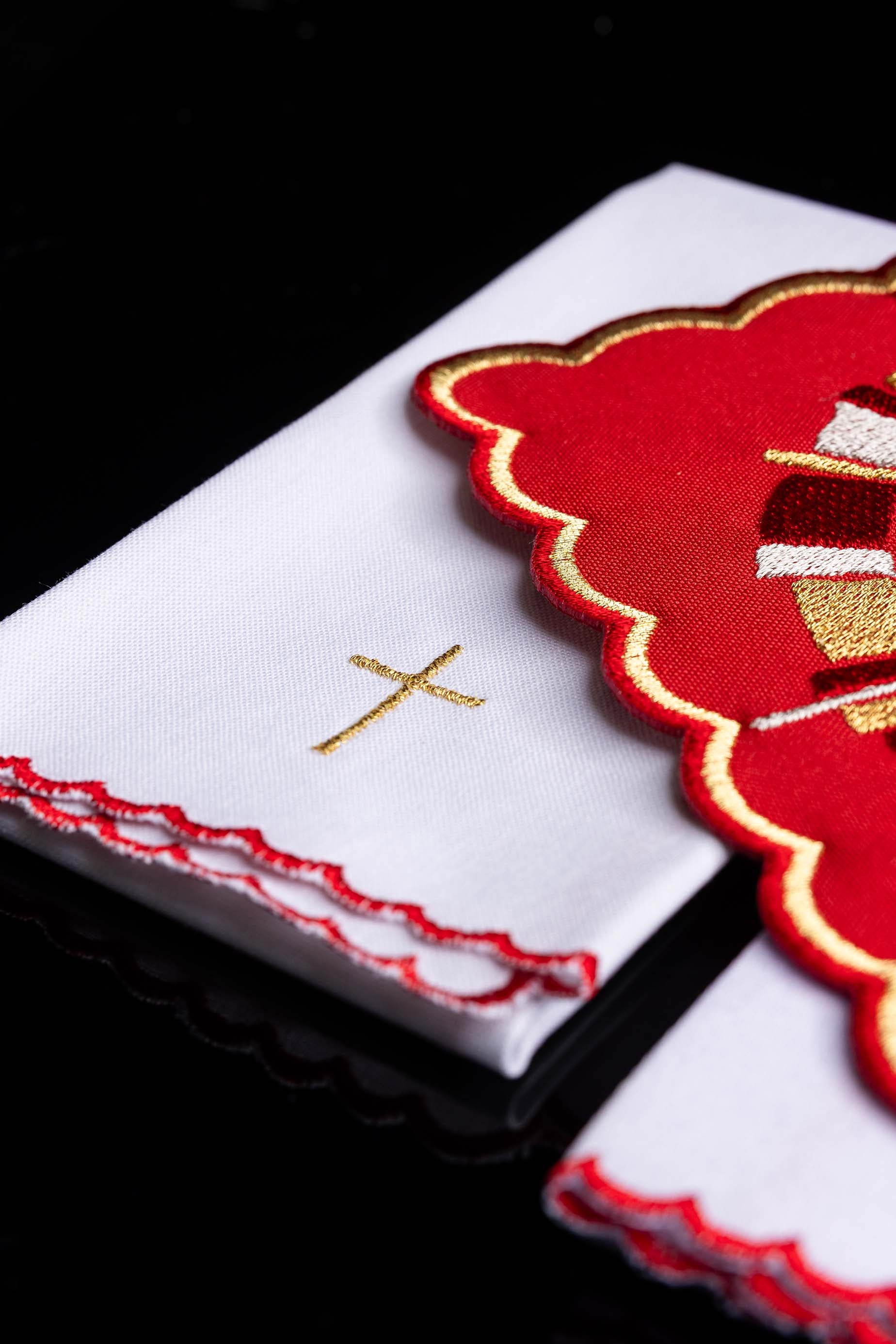 Czerwona bielizna kielichowa z haftem Ducha Świętego - ORNATY.PL