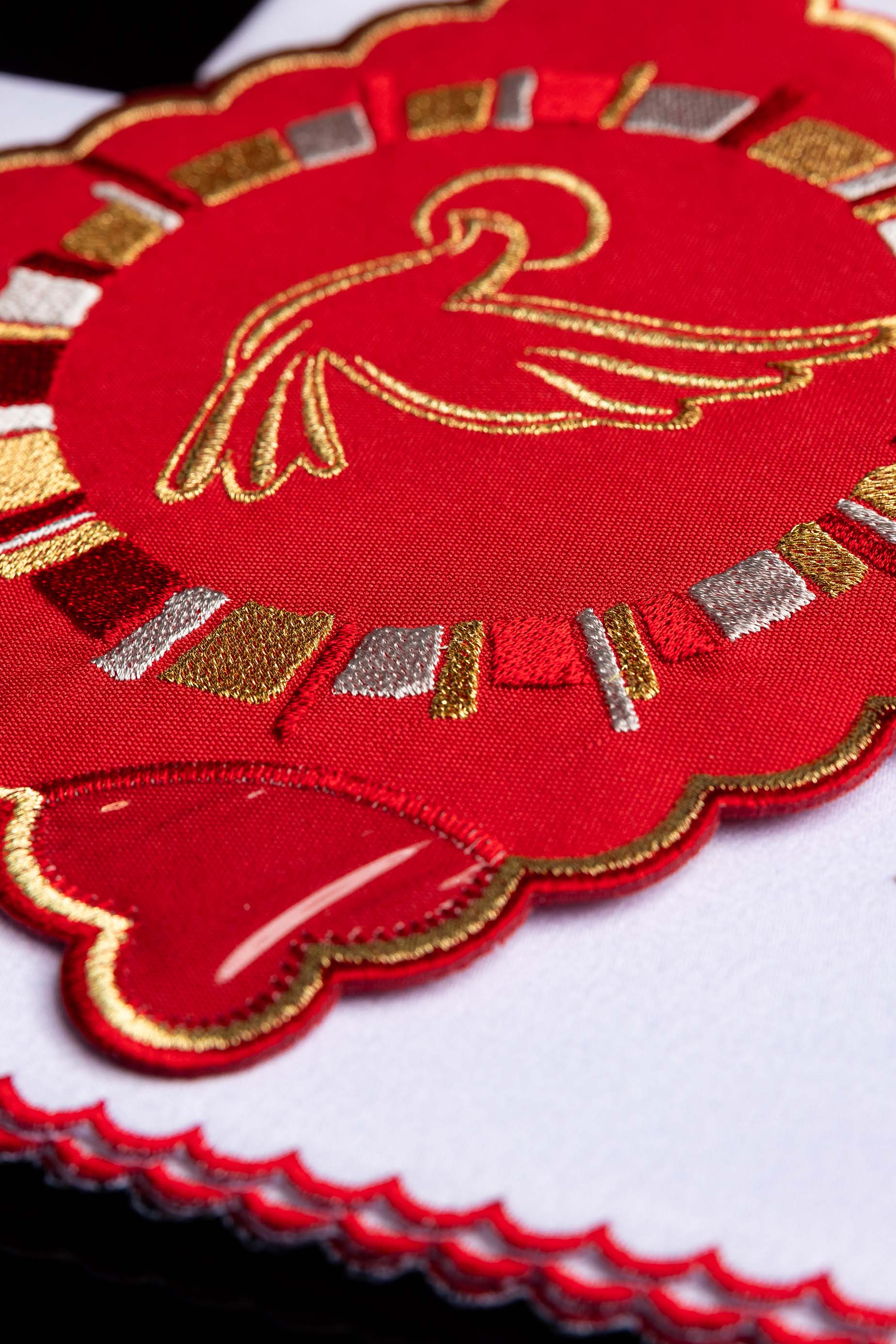 Czerwona bielizna kielichowa z haftem Ducha Świętego - ORNATY.PL