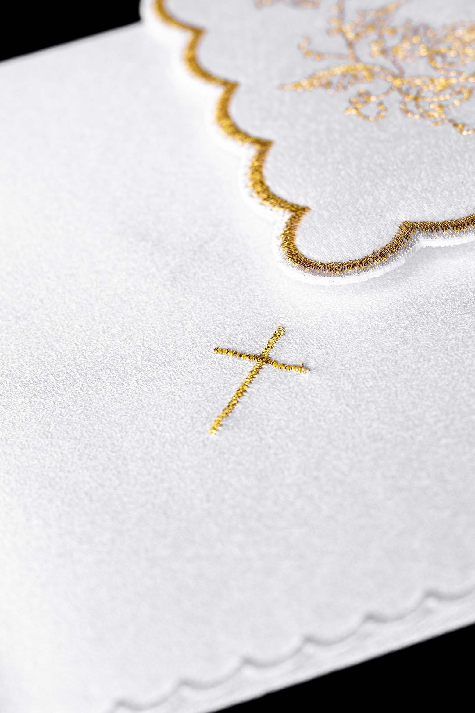 Bielizna kielichowa z delikatnym złotym haftem