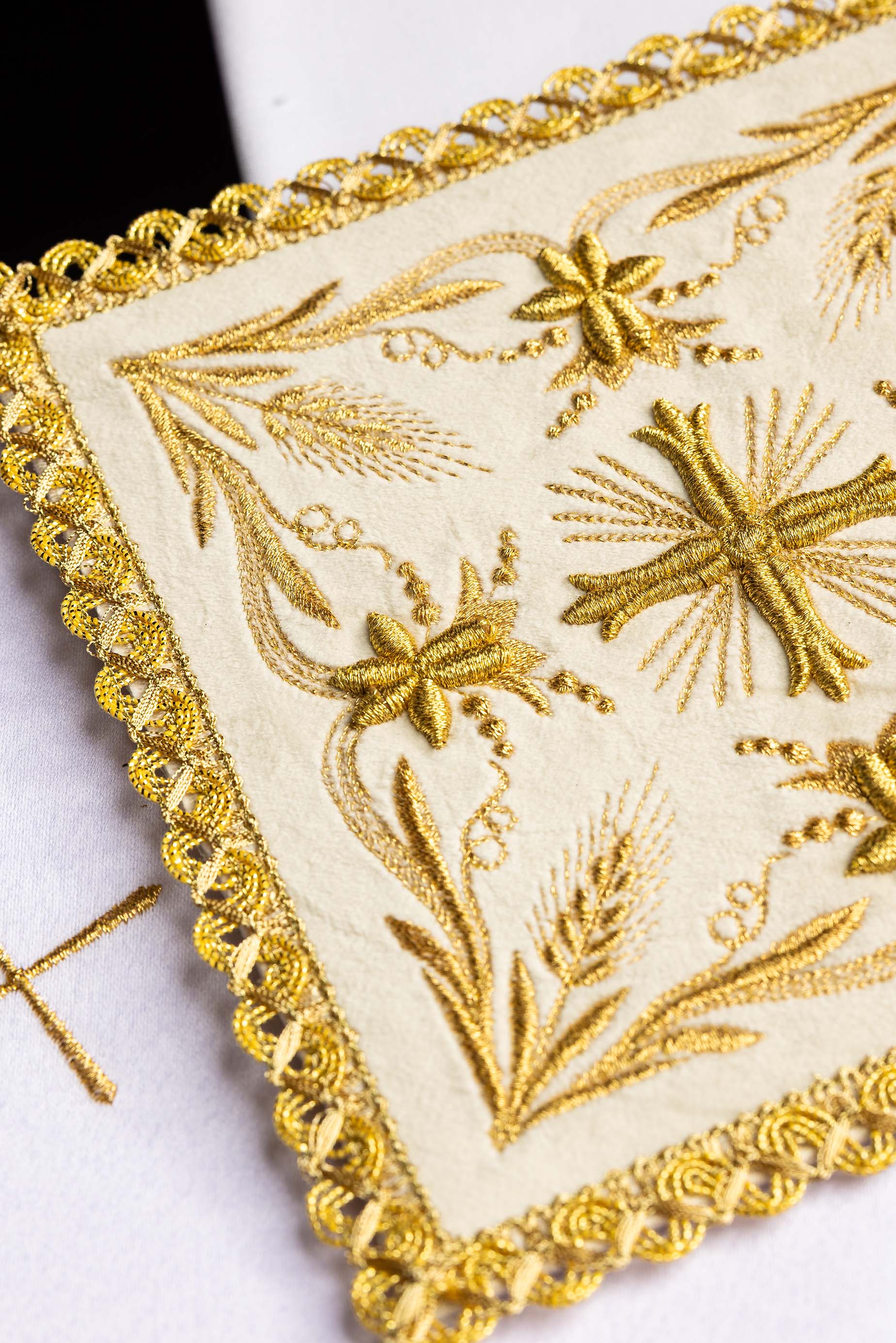 Bielizna kielichowa haftowana aksamitna Ecru - ORNATY.PL