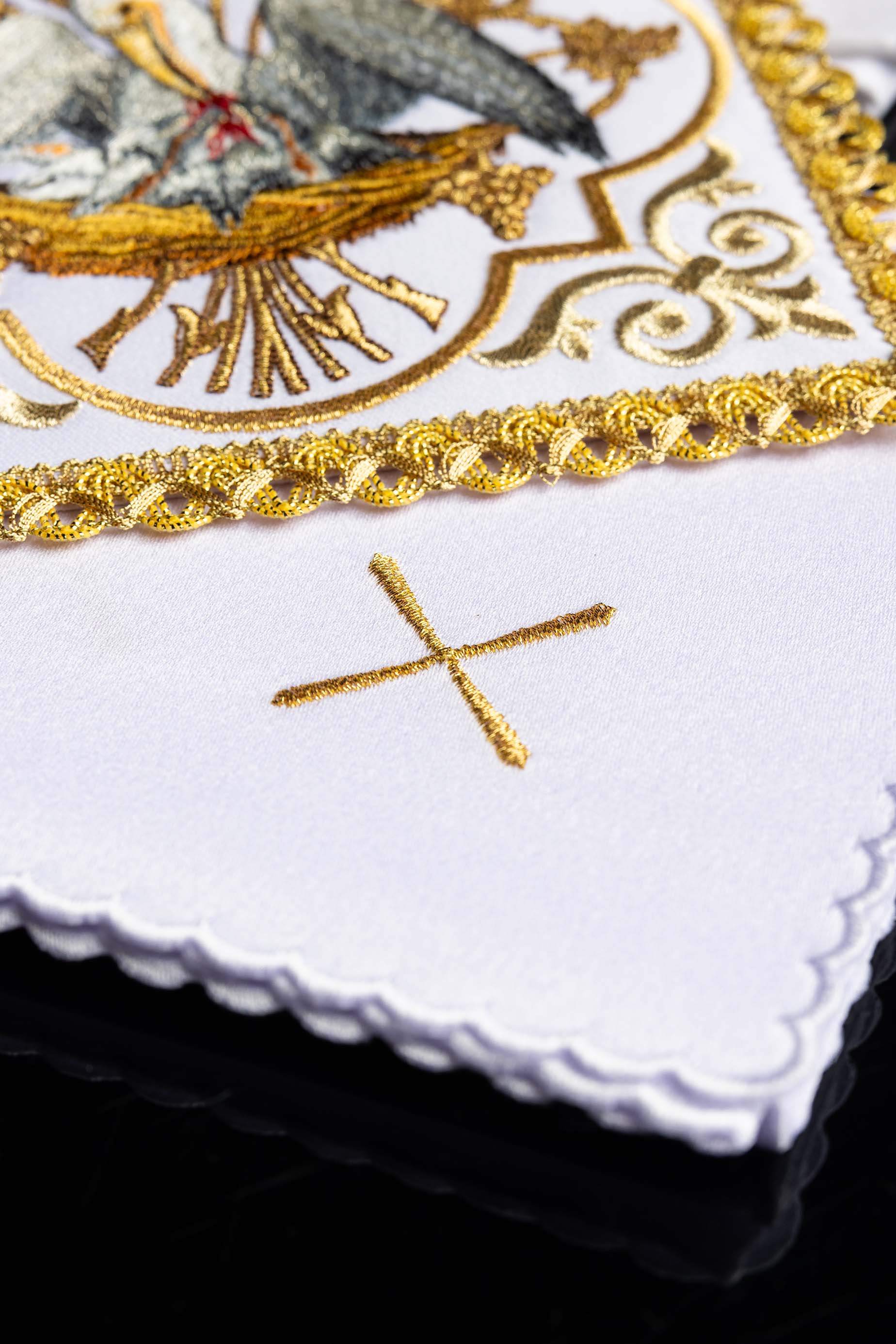 Bielizna kielichowa haftowana z wizerunkiem Pelikana - ORNATY.PL