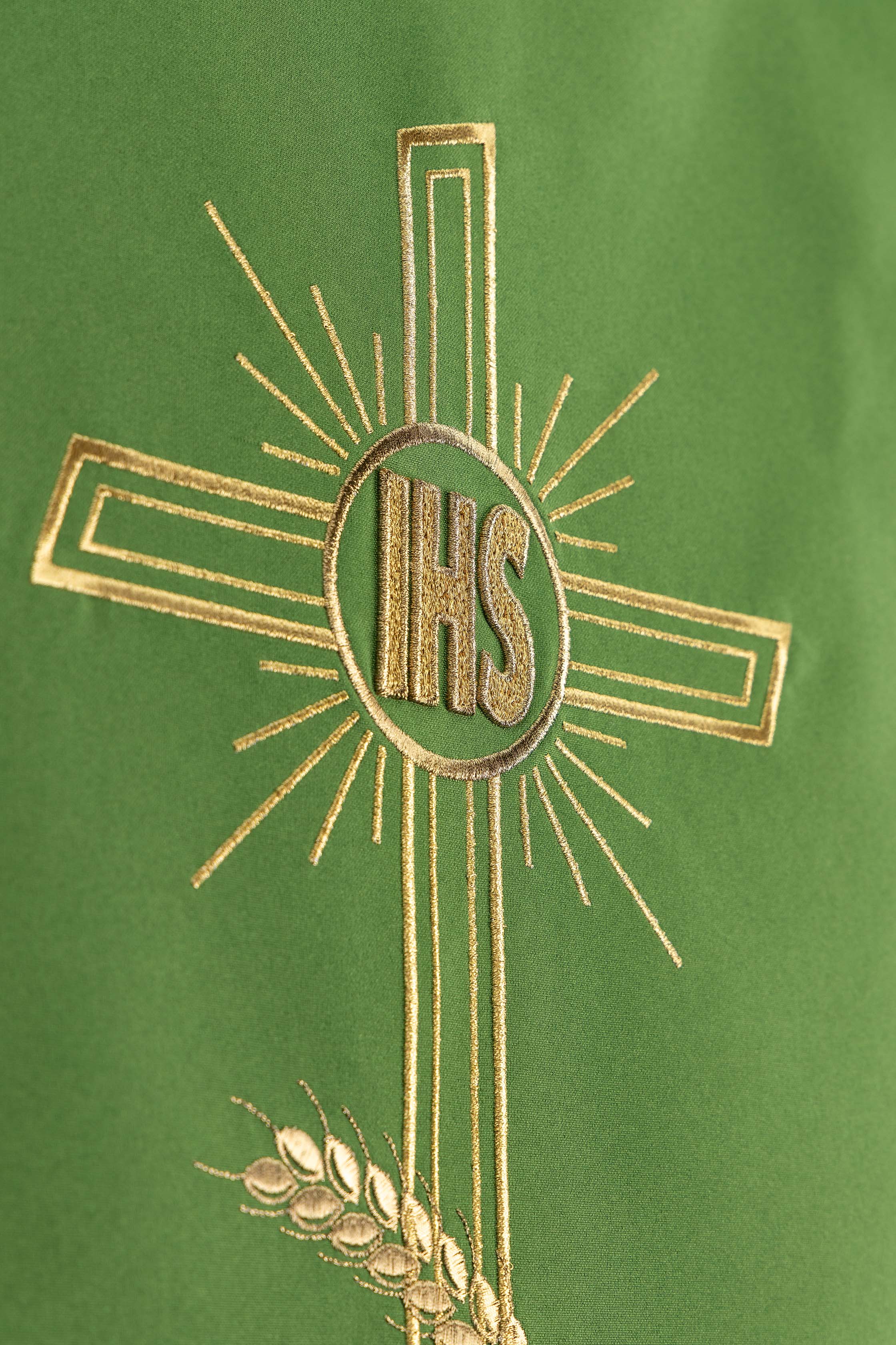 Zelená servítka na lektorium vyšívaná motívom kríža a IHS