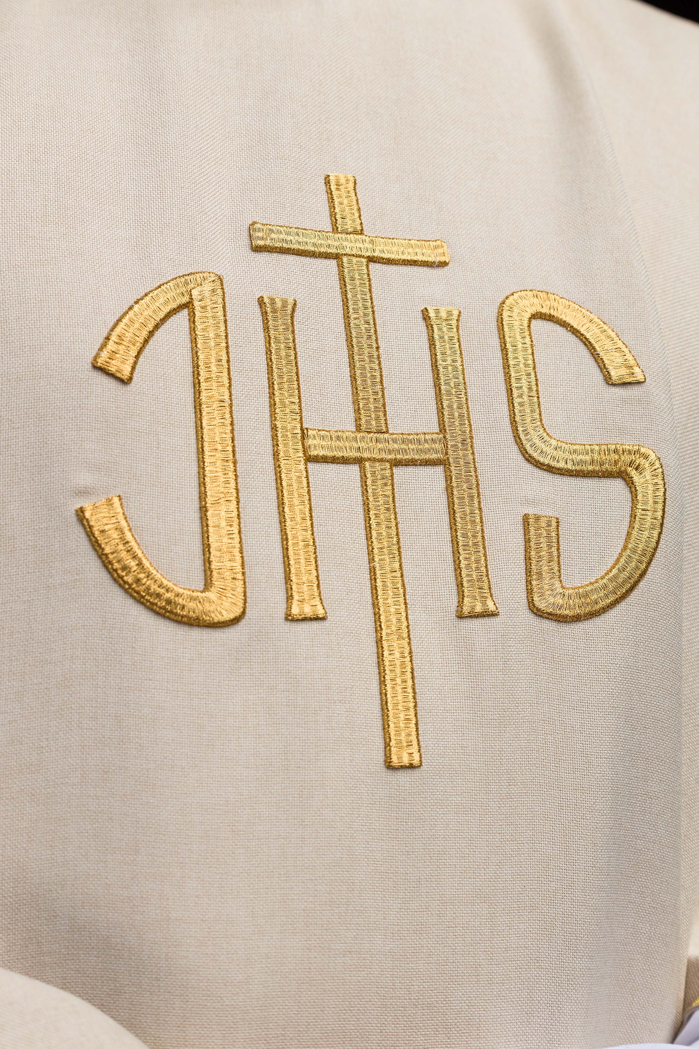 Zelený liturgický ornát so zlatou výšivkou IHS