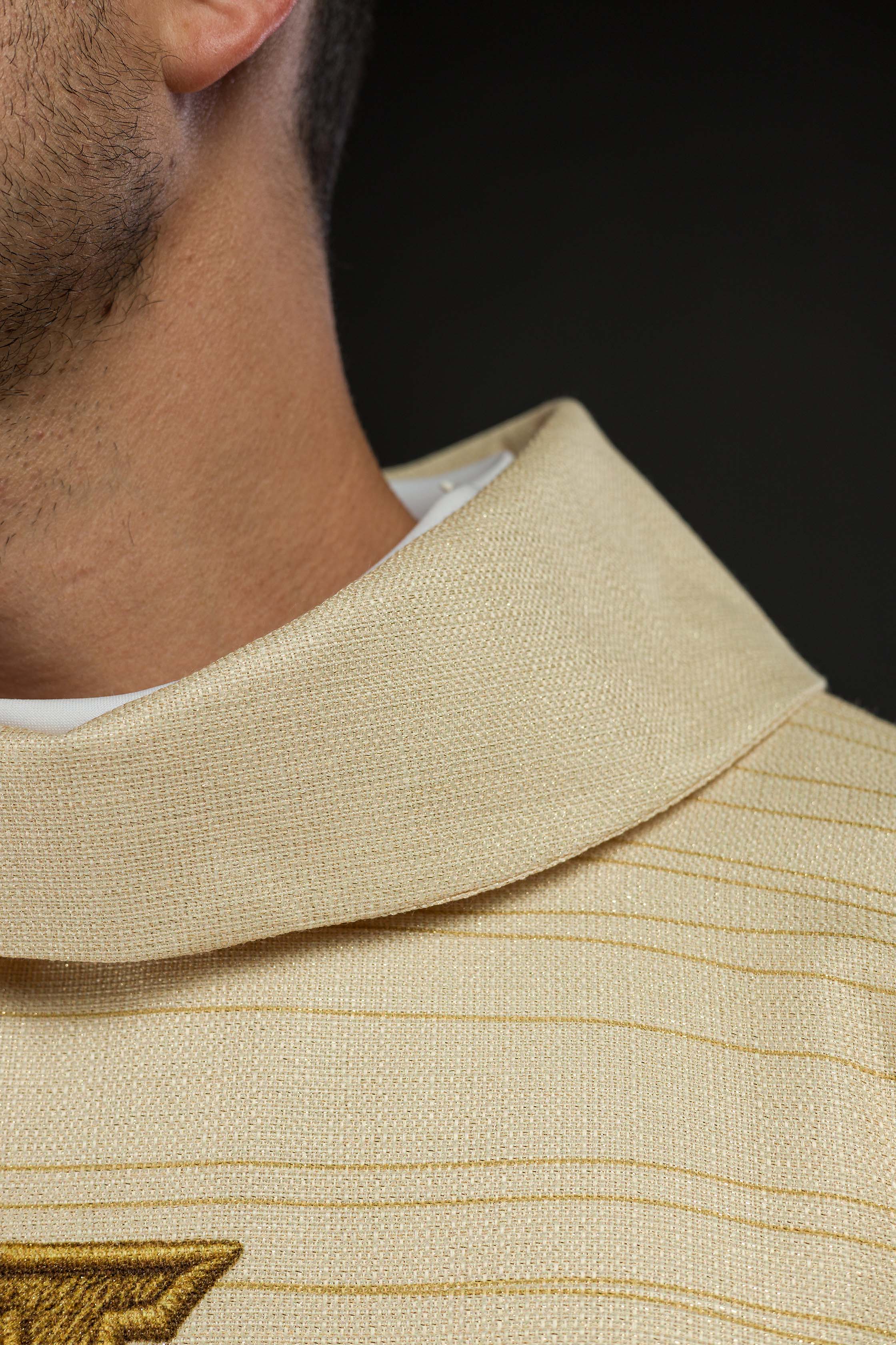 Červený ornát so žakárovým pásom v kríži