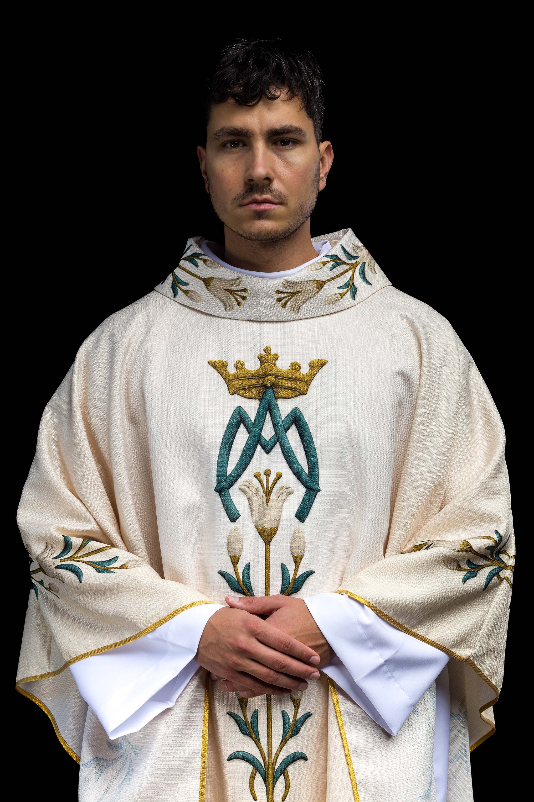 Ornat mariánsky potlačený vzorom ľalie a monogramom ecru