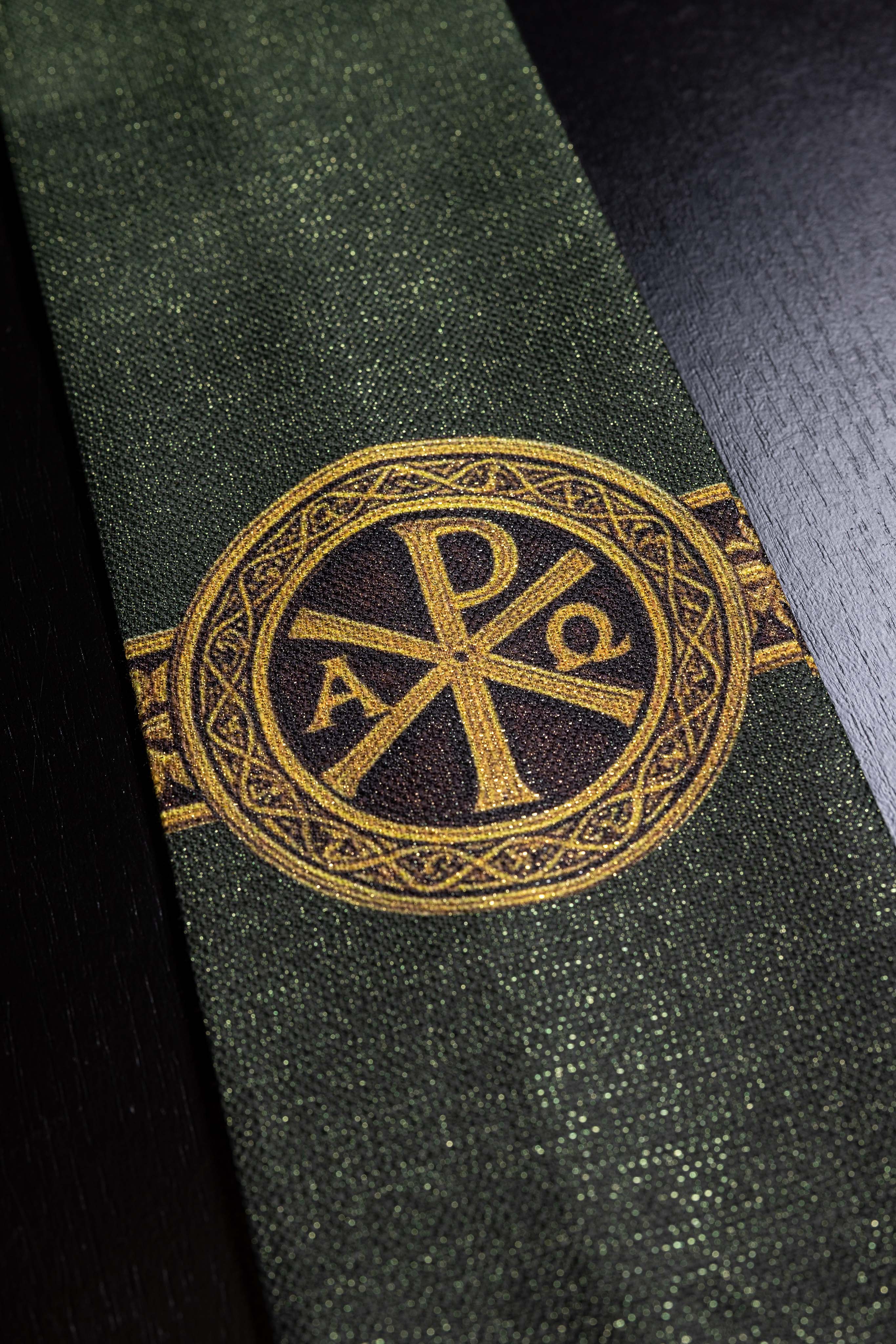 Ornat drukowany Pax zielony z bogatym złotym zdobieniem - ORNATY.PL