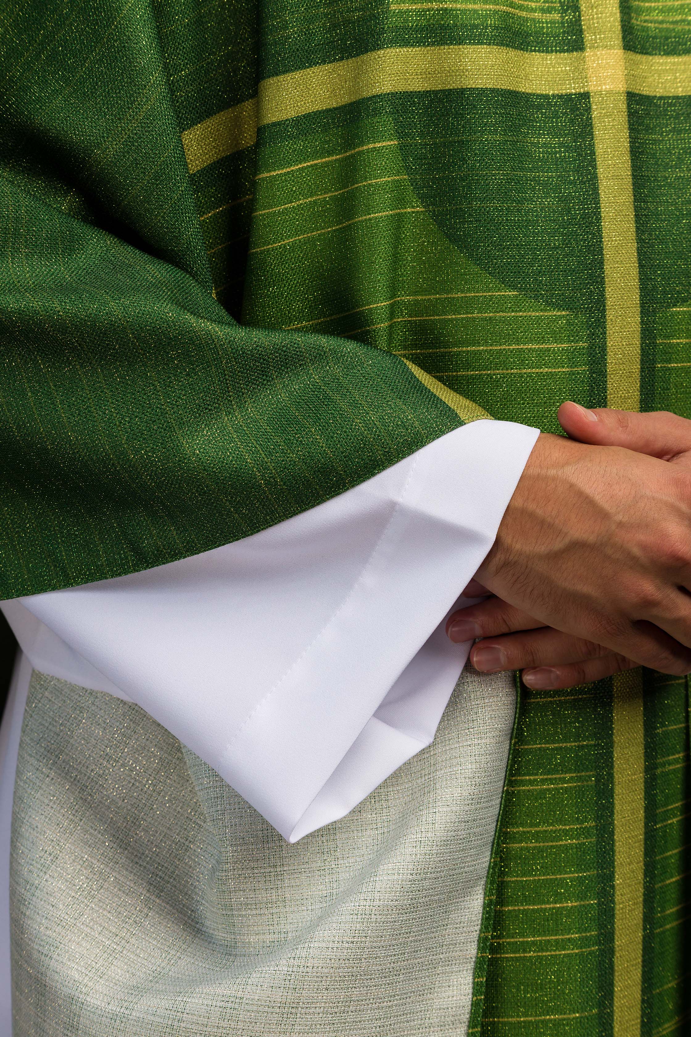 Červený ornát so žakárovým pásom v kríži