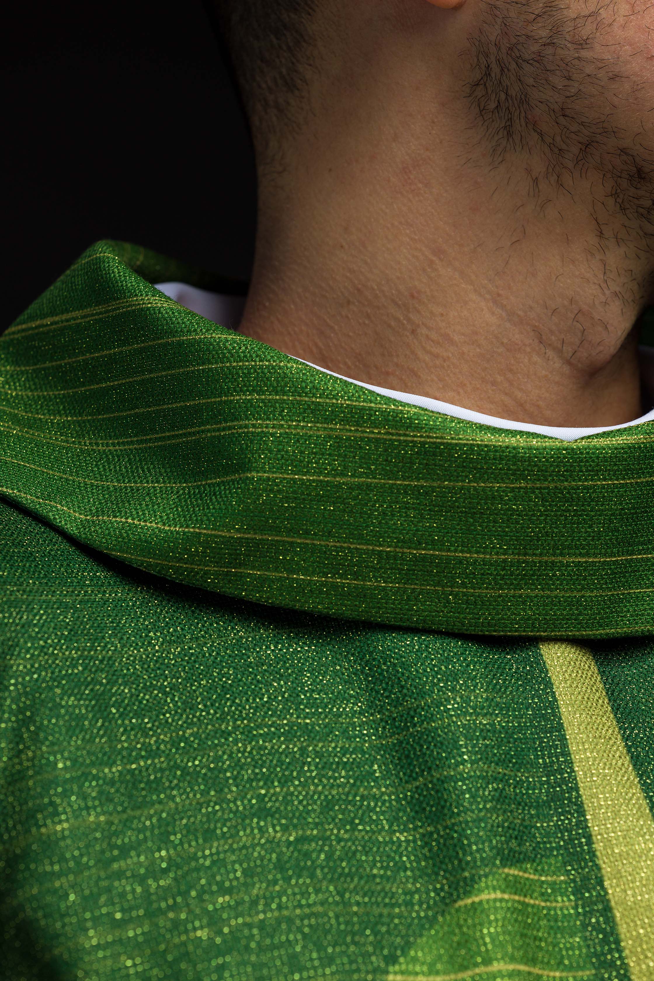 Červený ornát so žakárovým pásom v kríži