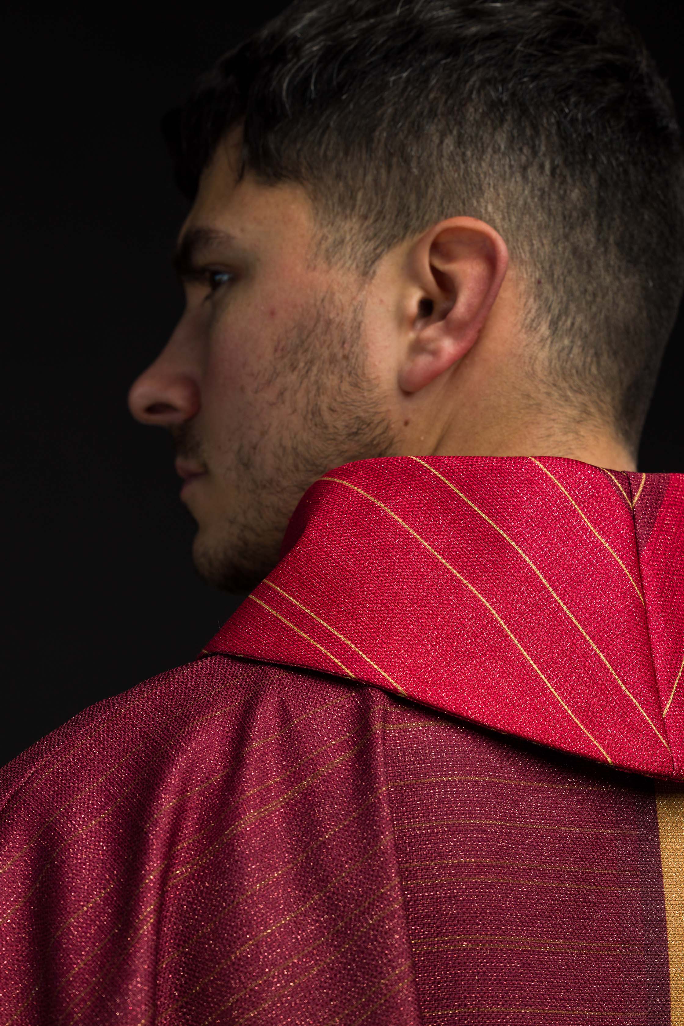 Červený ornát so žakárovým pásom v kríži