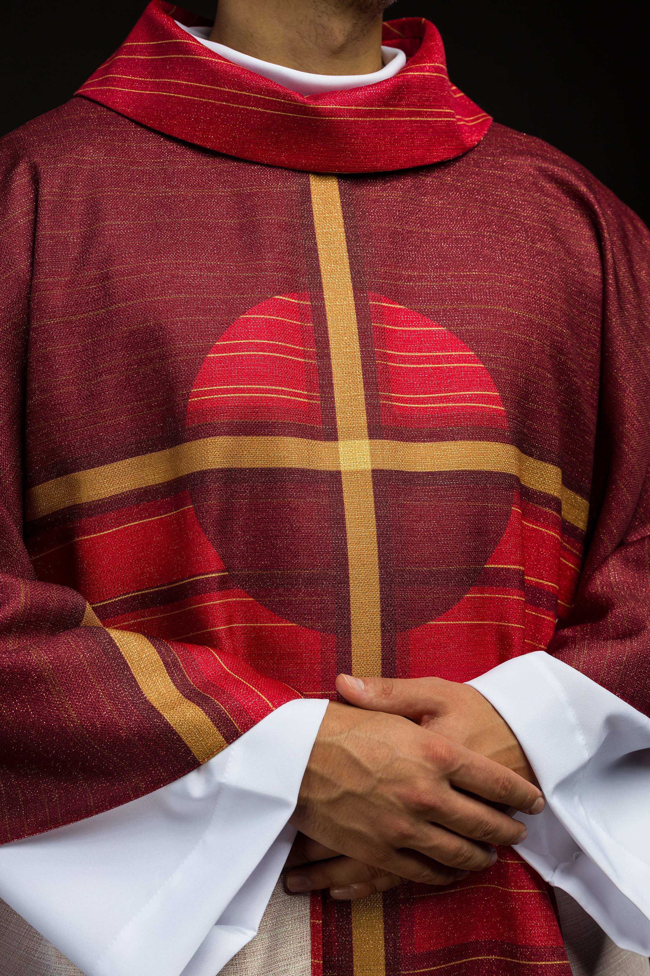 Červený ornát so žakárovým pásom v kríži