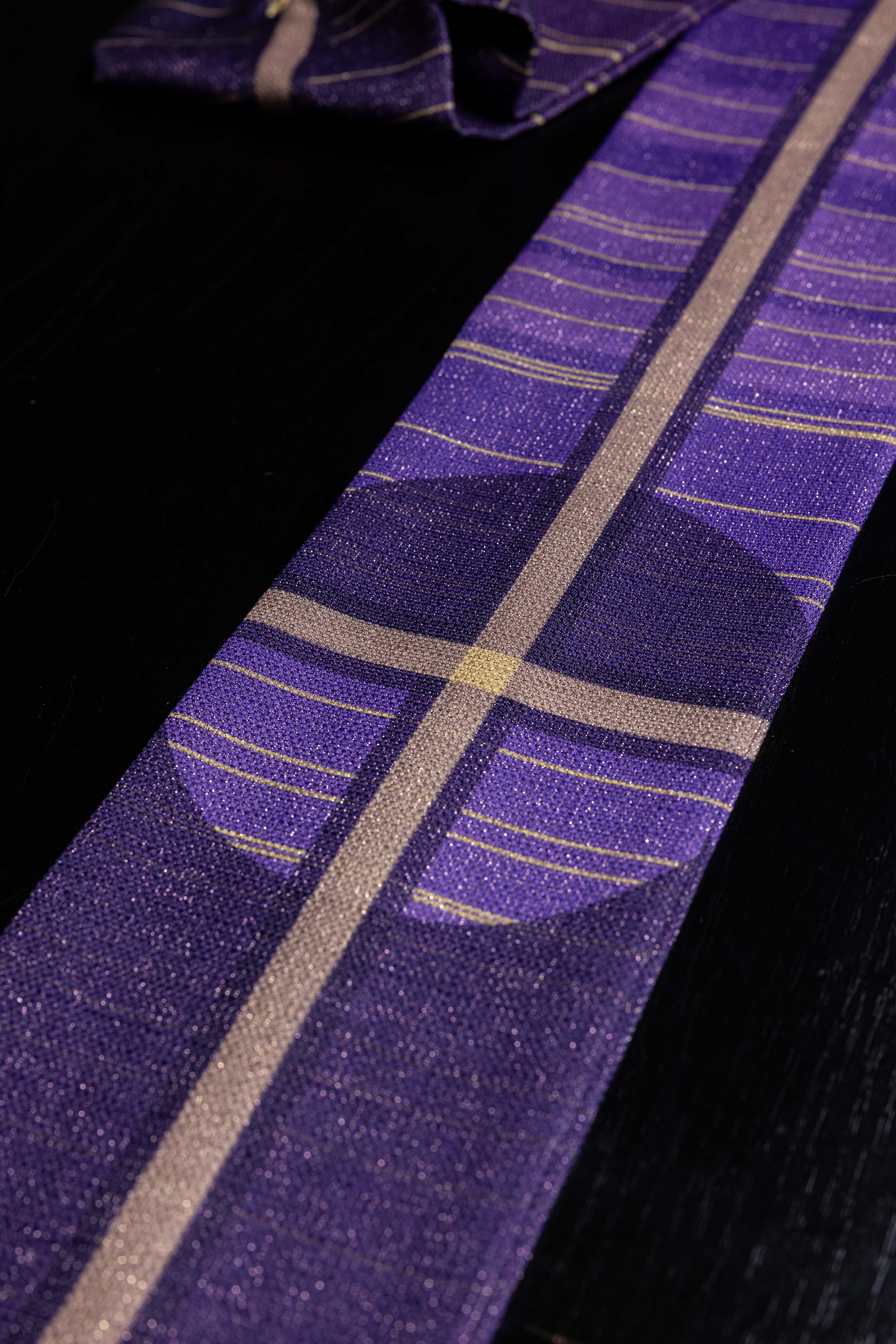 Červený ornát so žakárovým pásom v kríži