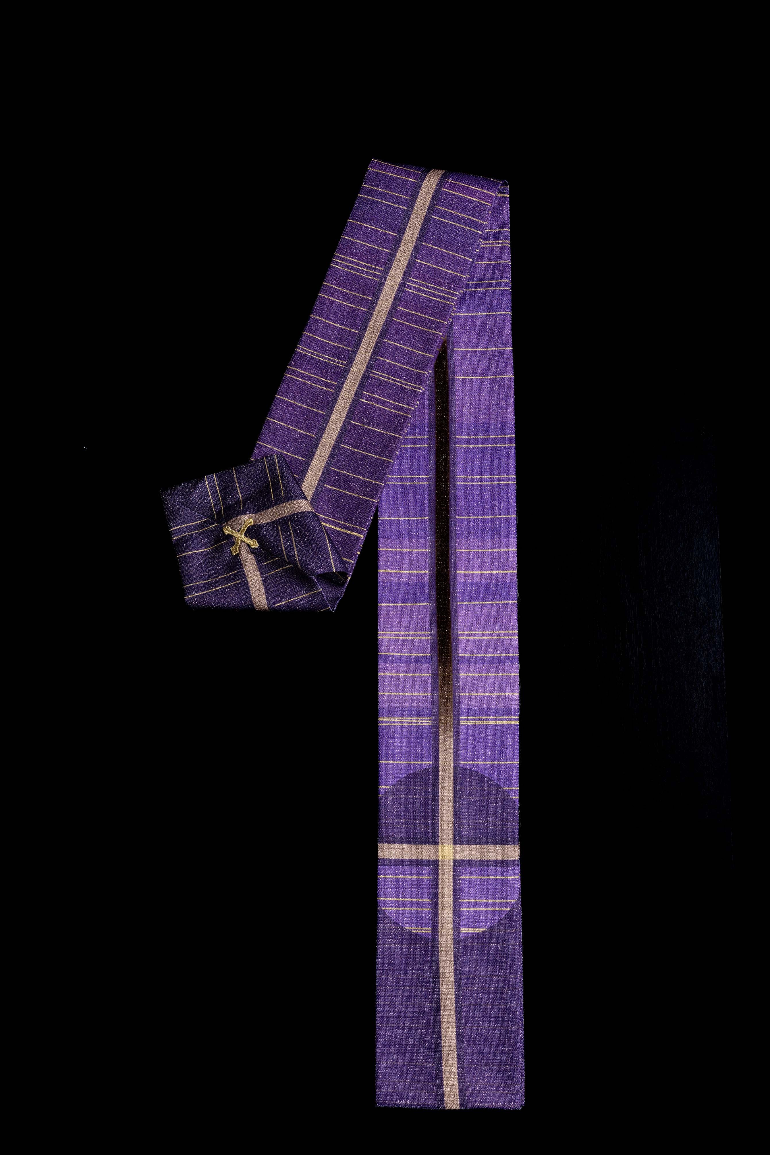 Červený ornát so žakárovým pásom v kríži