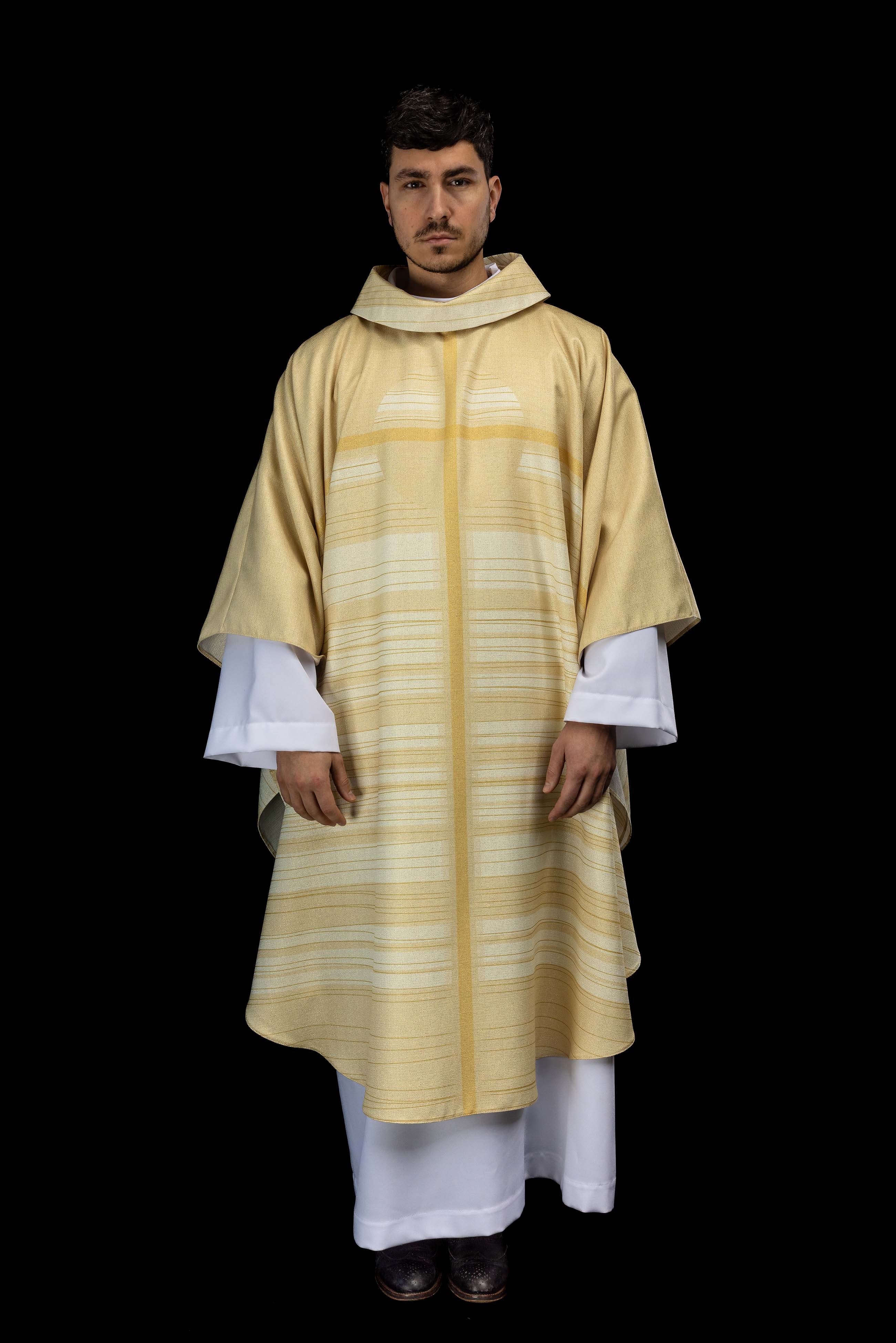 Ornat drukowany ecru z motywem krzyża - ORNATY.PL