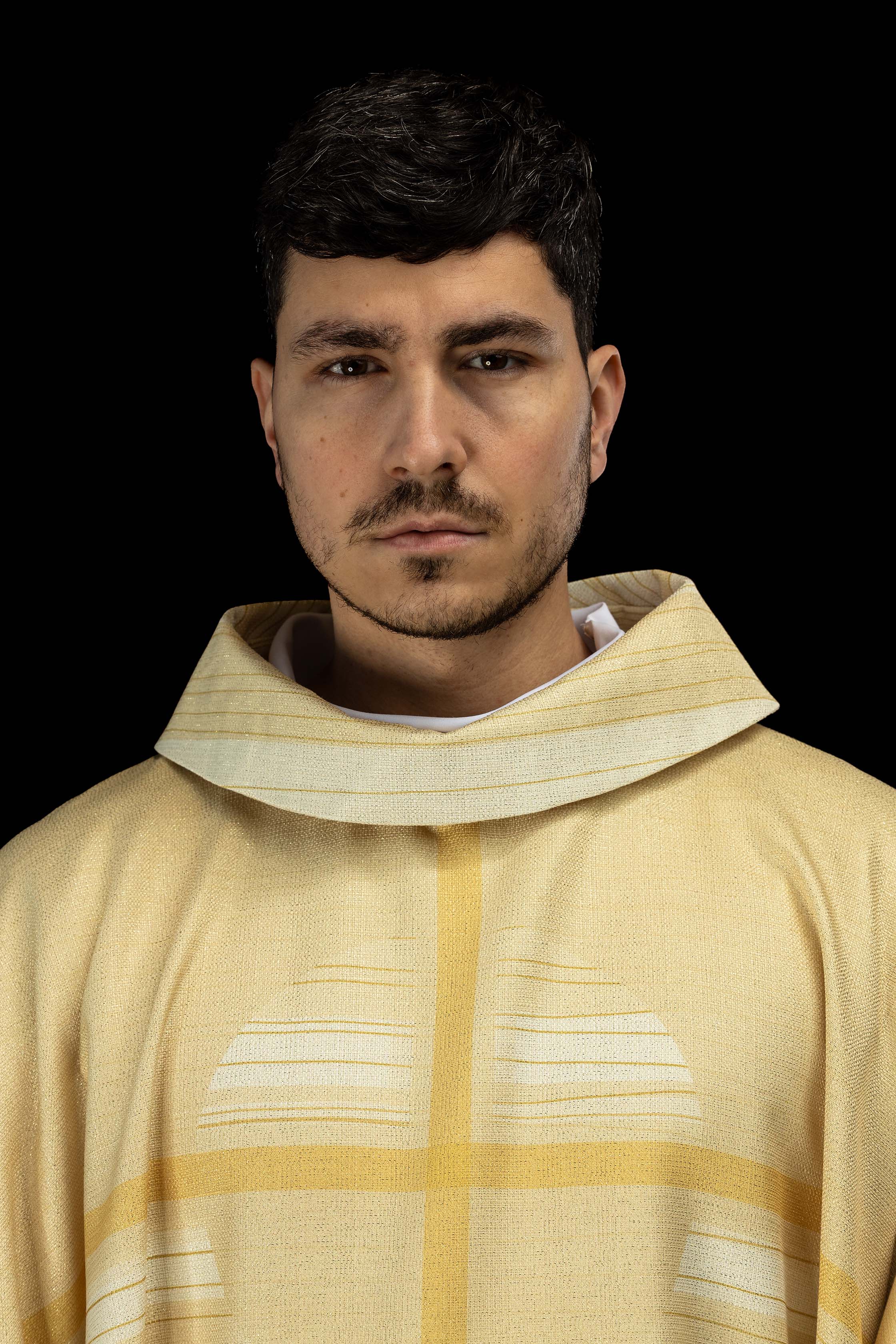 Ornat drukowany ecru z motywem krzyża - ORNATY.PL