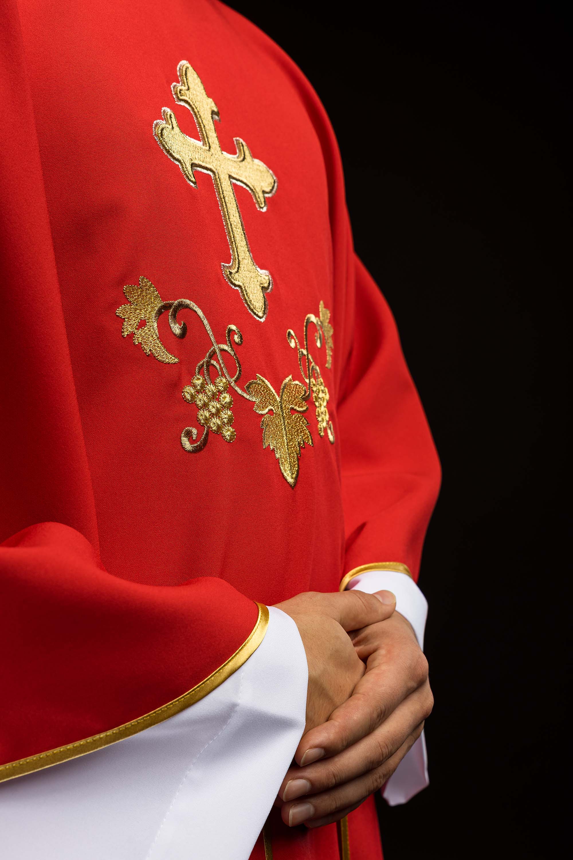 Vyšívaný ornát so symbolom kríža a širokým ecru golierom