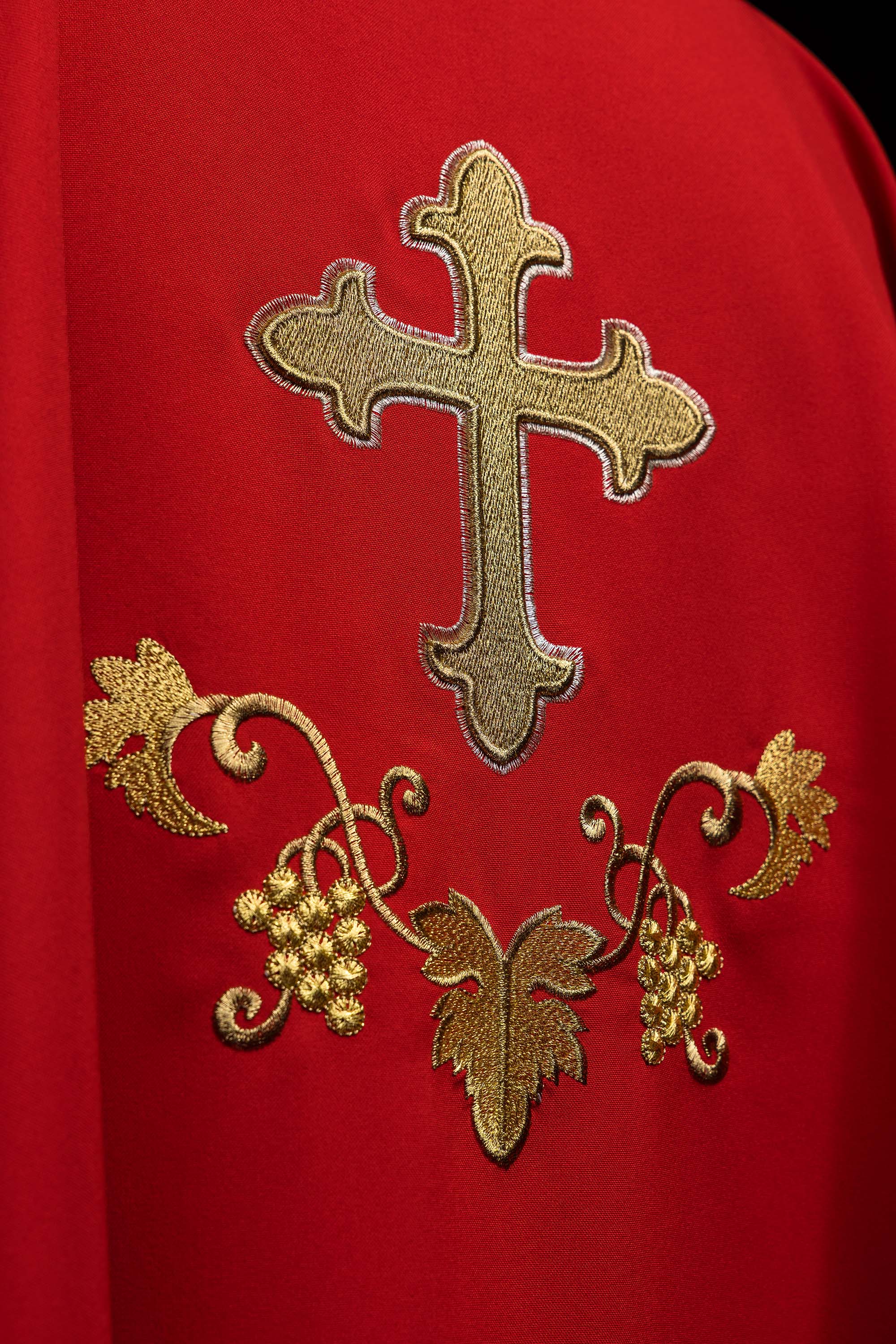 Vyšívaný ornát so symbolom kríža a širokým ecru golierom