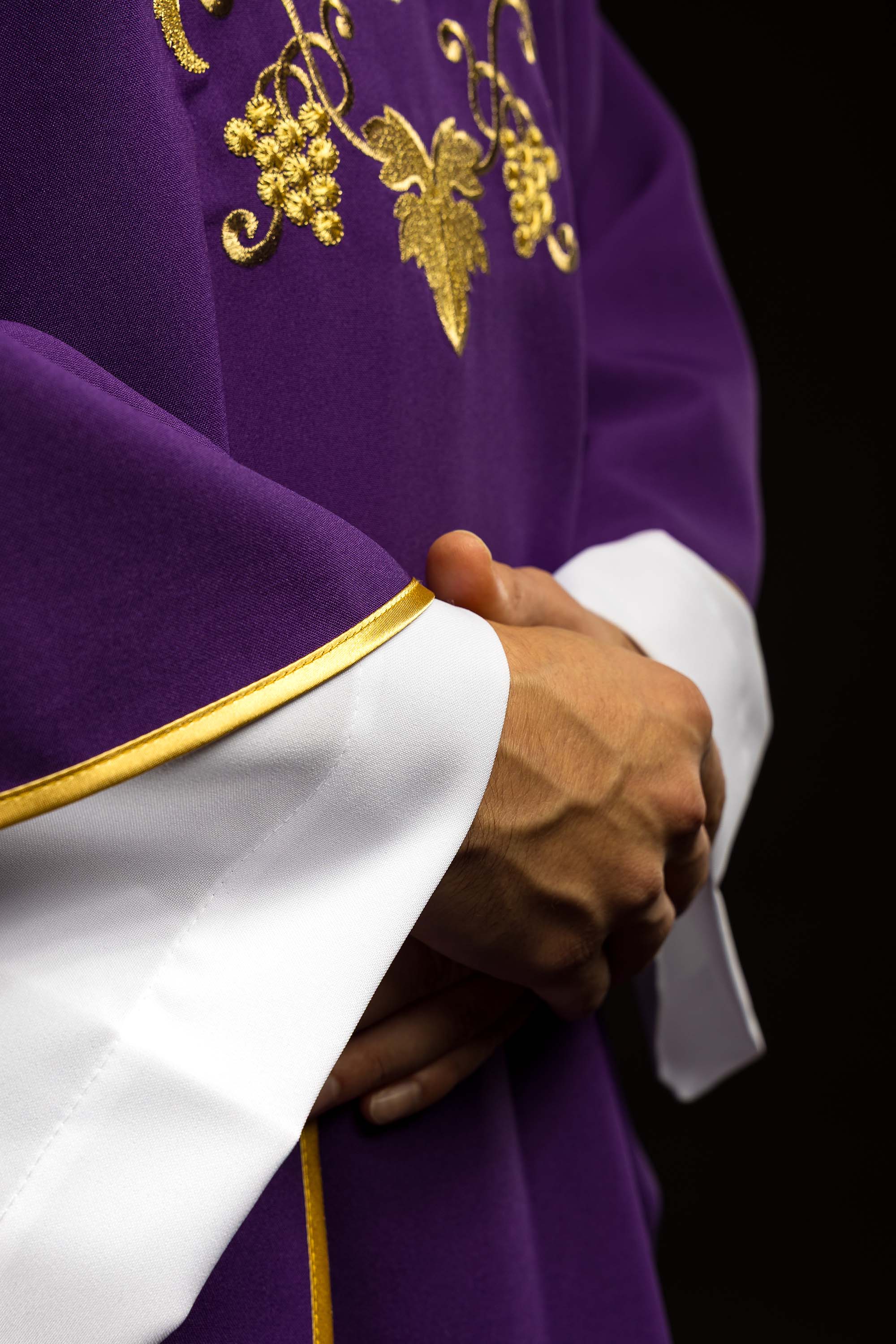 Vyšívaný ornát so symbolom kríža a širokým ecru golierom