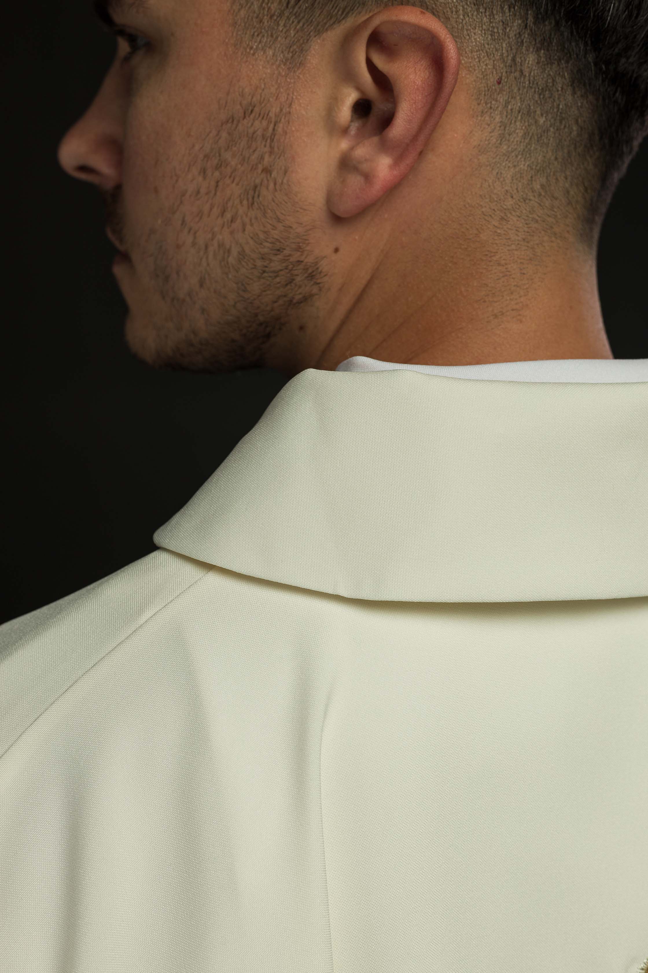 Ornat haftowany z symbolem krzyża i szerokim kołnierzem ecru - ORNATY.PL