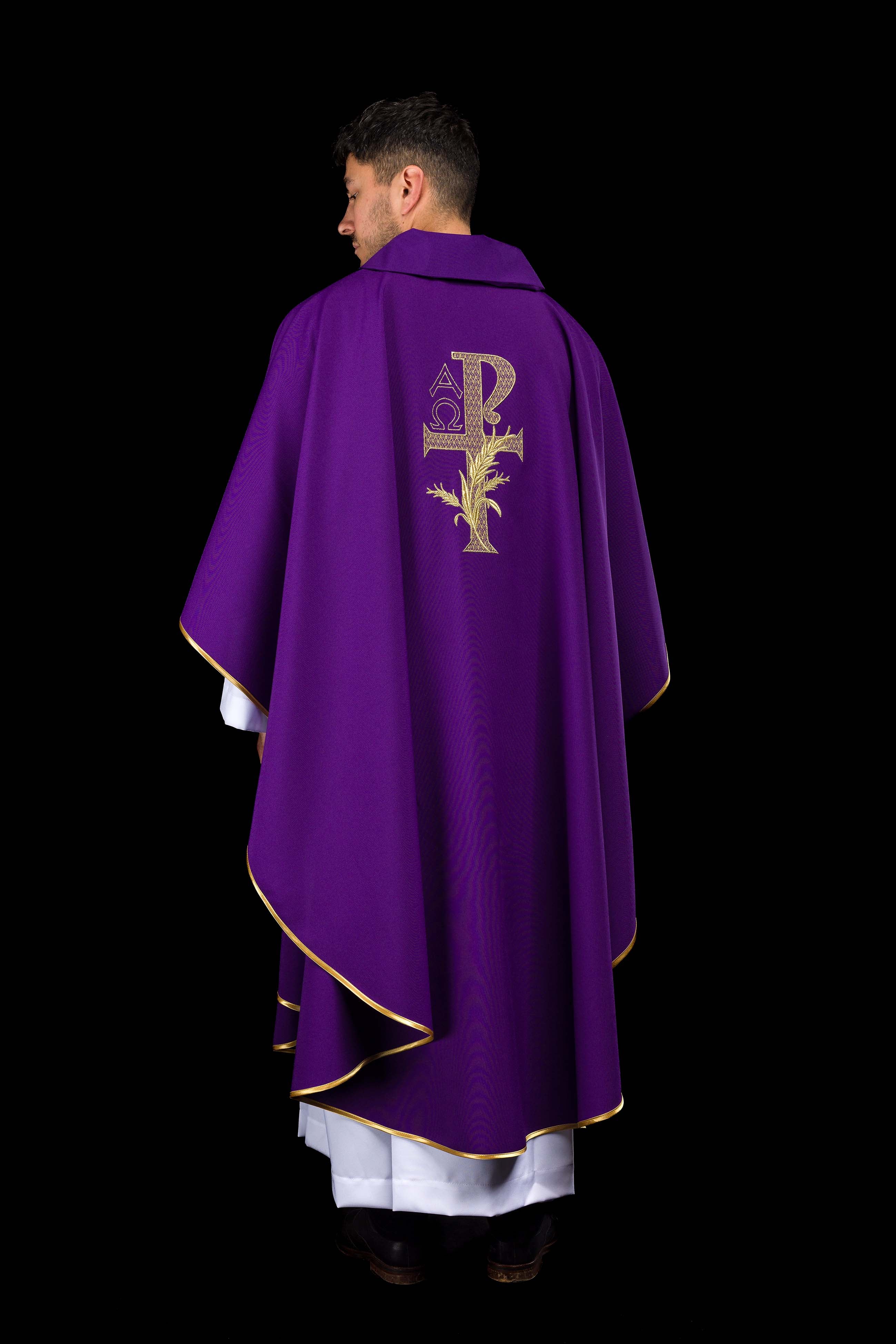 Vyšívaný ornát so symbolom Alfa a Omega so širokým ecru golierom