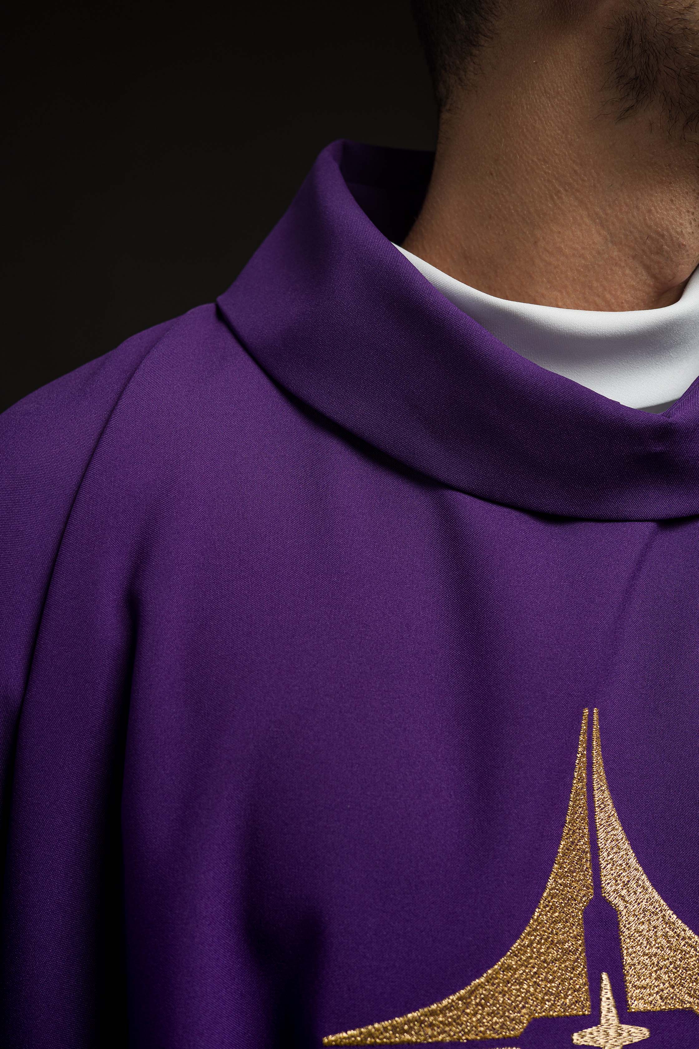 Fioletowy ornat haftowany z motywem krzyża - ORNATY.PL