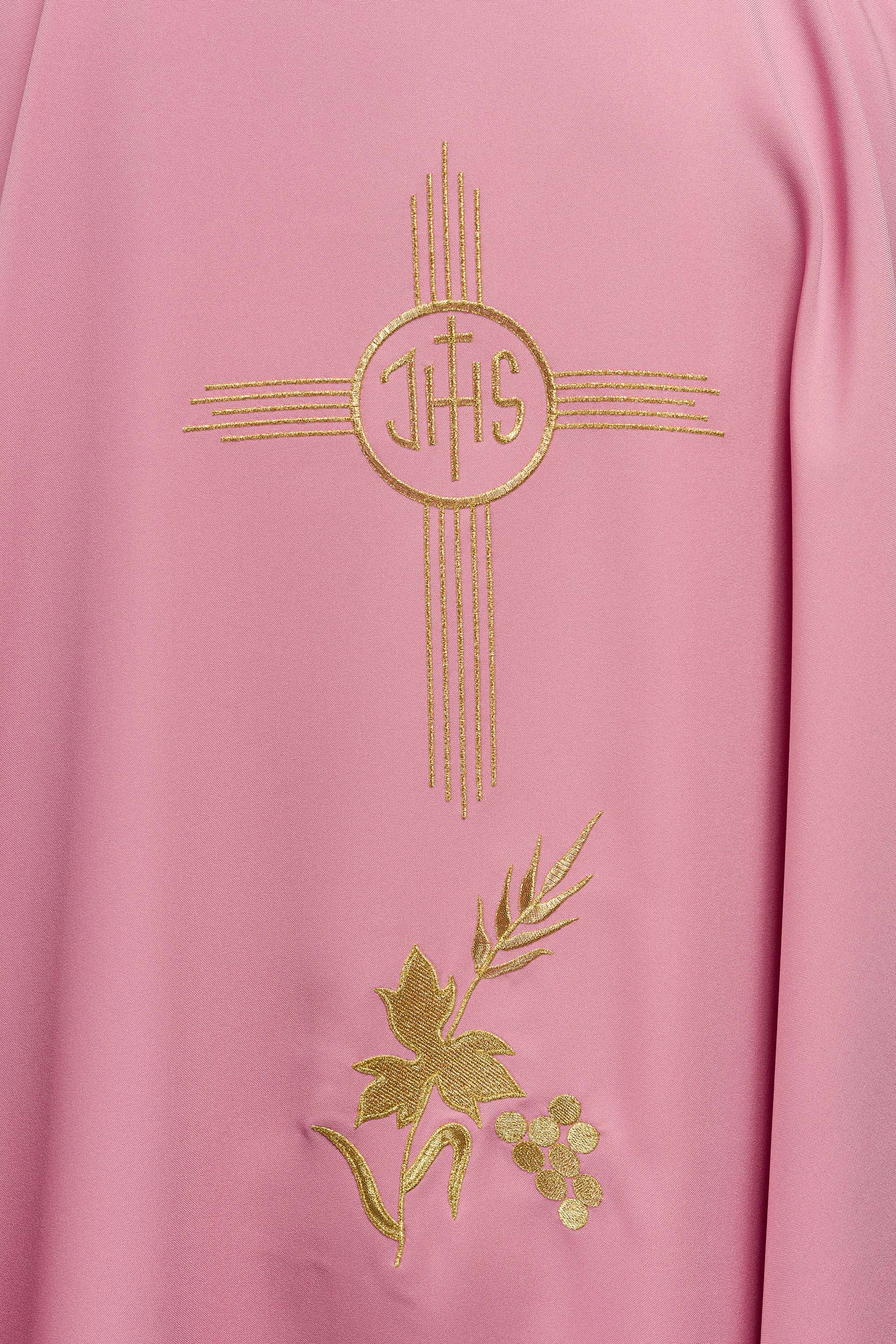 Ornat haftowany z złotym wzorem w kolorze różowym - ORNATY.PL