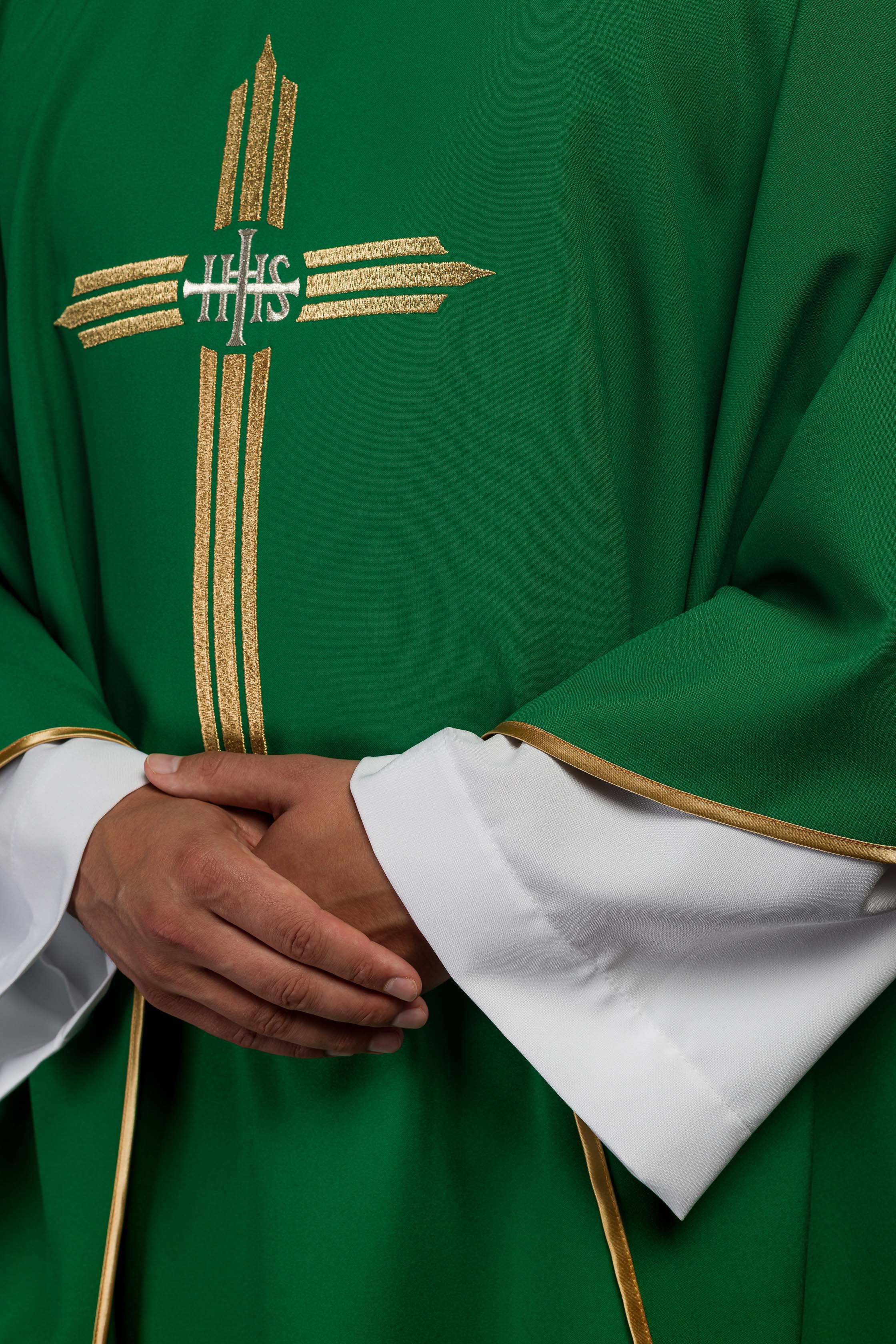 Zielony ornat haftowany z Krzyżem IHS - ORNATY.PL