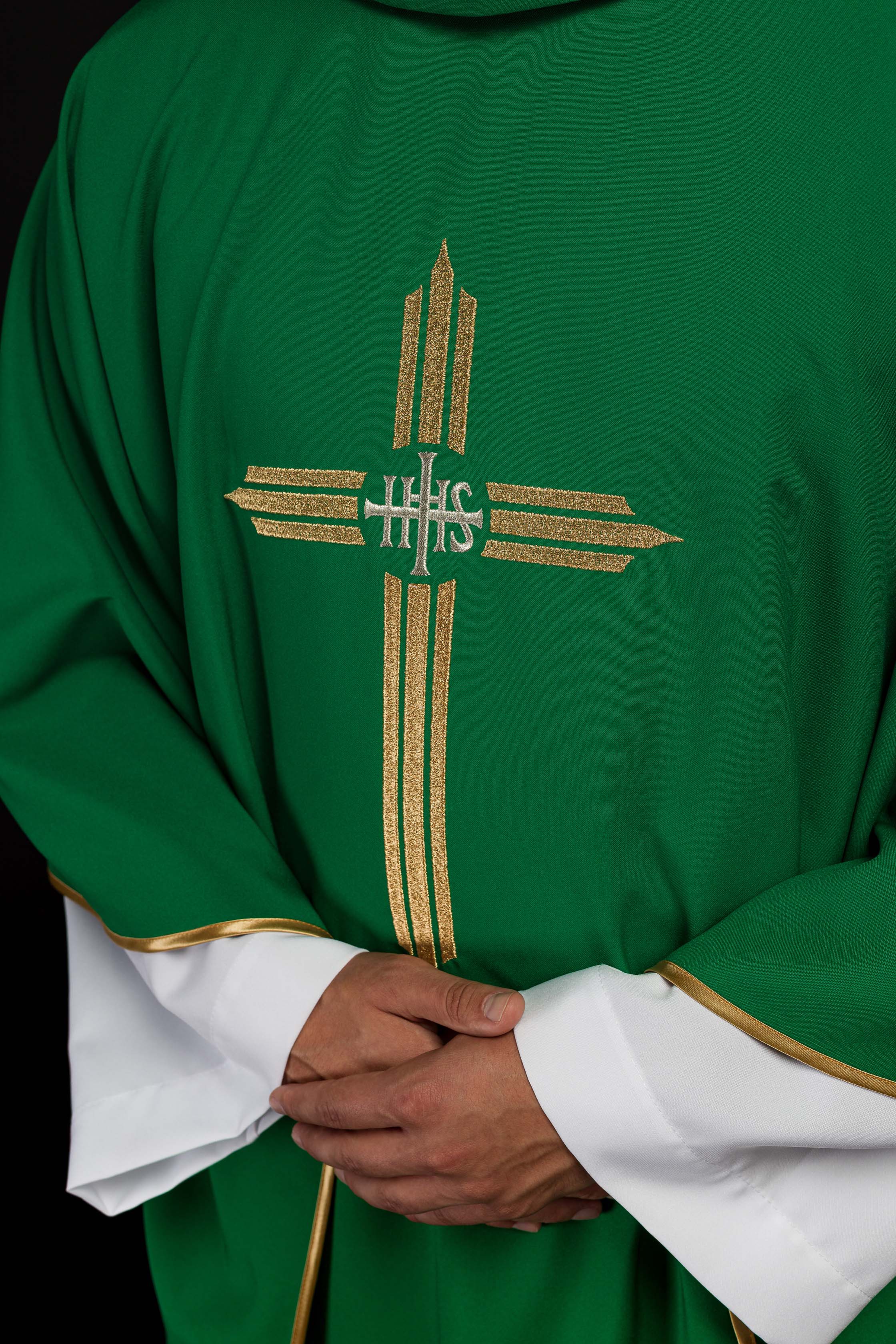 Zielony ornat haftowany z Krzyżem IHS - ORNATY.PL