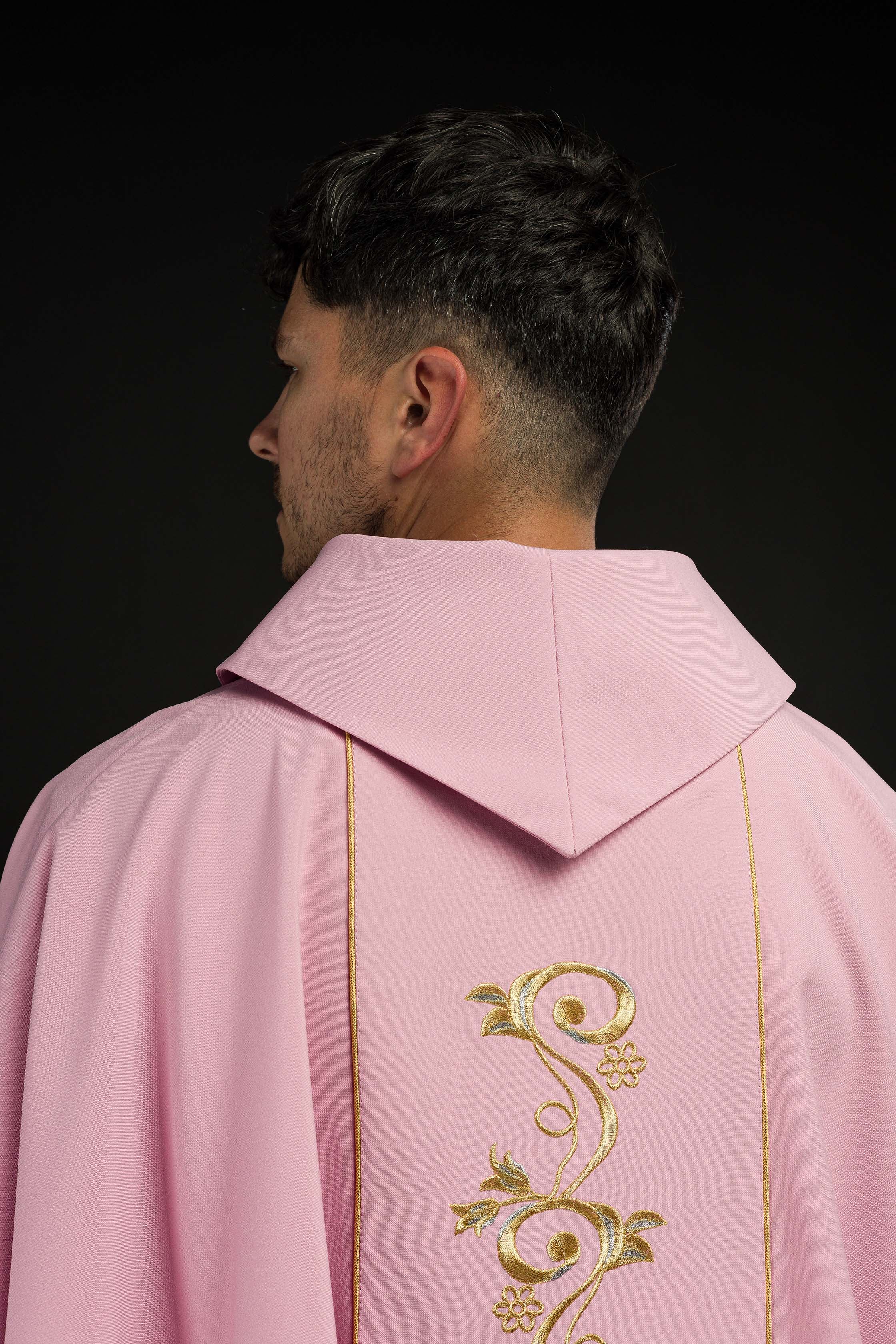 Różowy ornat haftowany IHS - ORNATY.PL