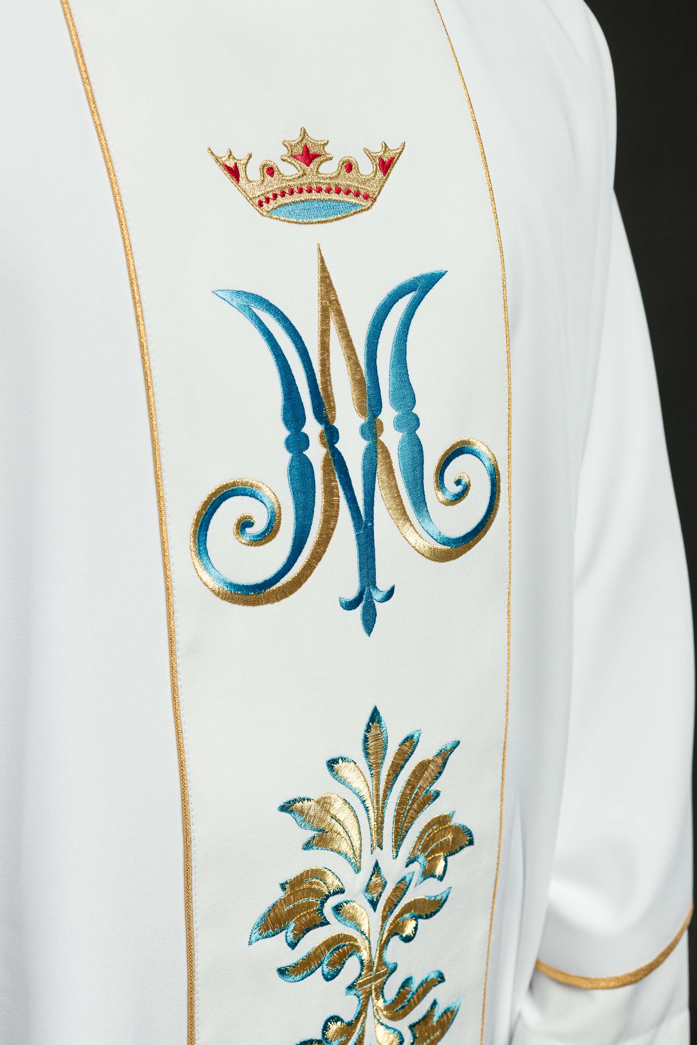 Ornat haftowany z motywem Maryjnym Biały - ORNATY.PL