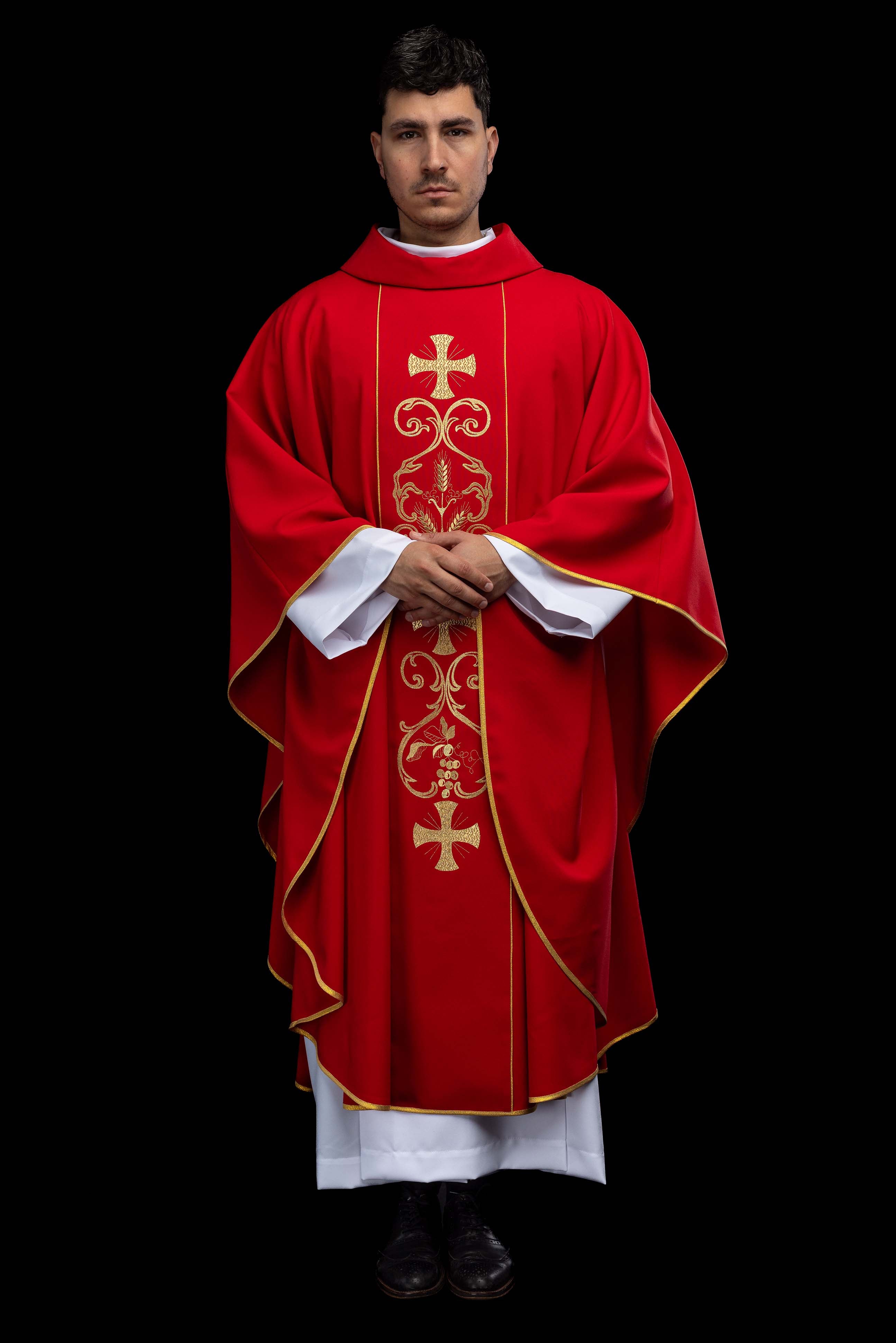 Zelený liturgický ornát zdobený vyšívaným pásom