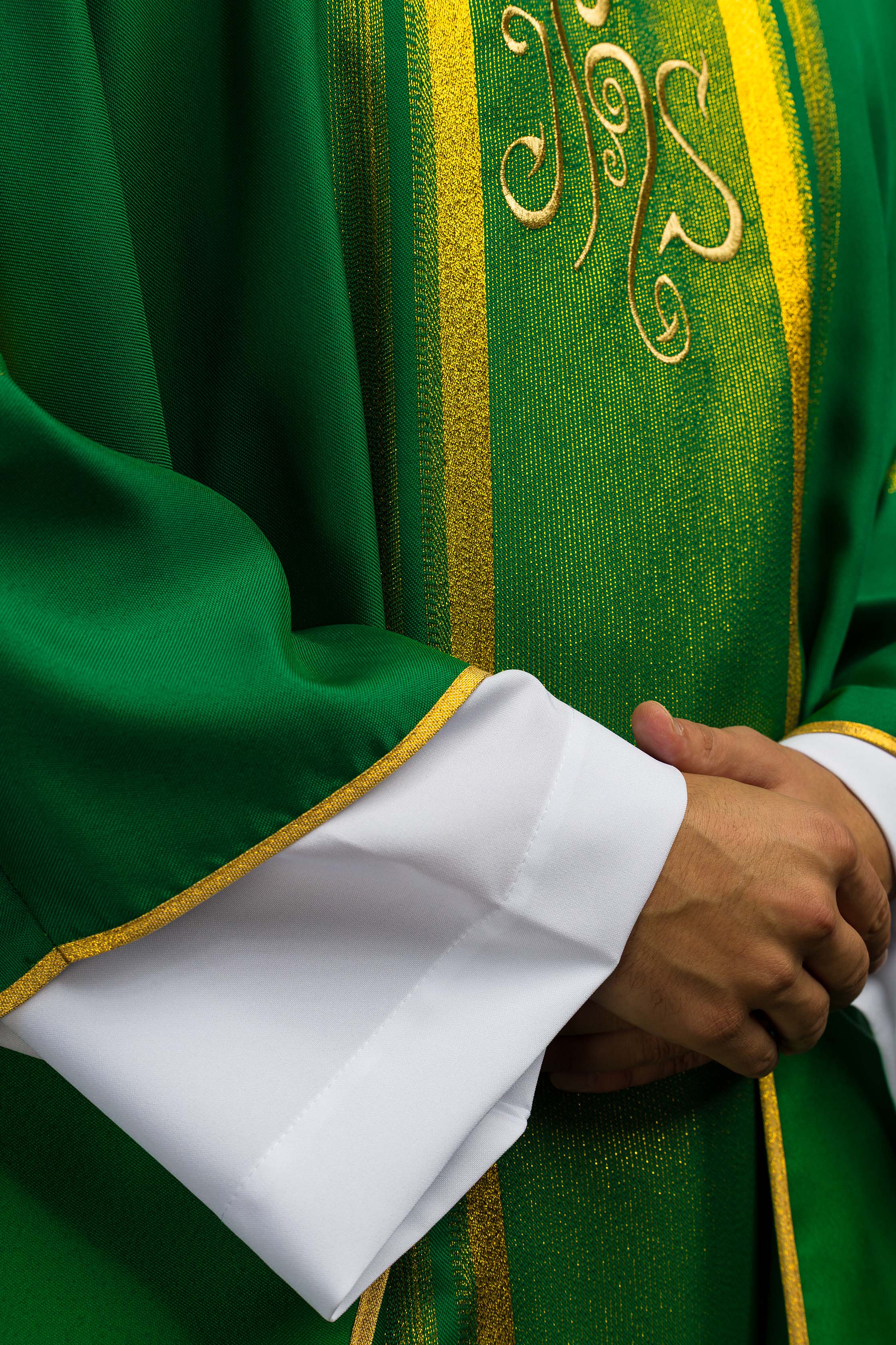 Zielony ornat haftowany z wzorem IHS ze złoceniami