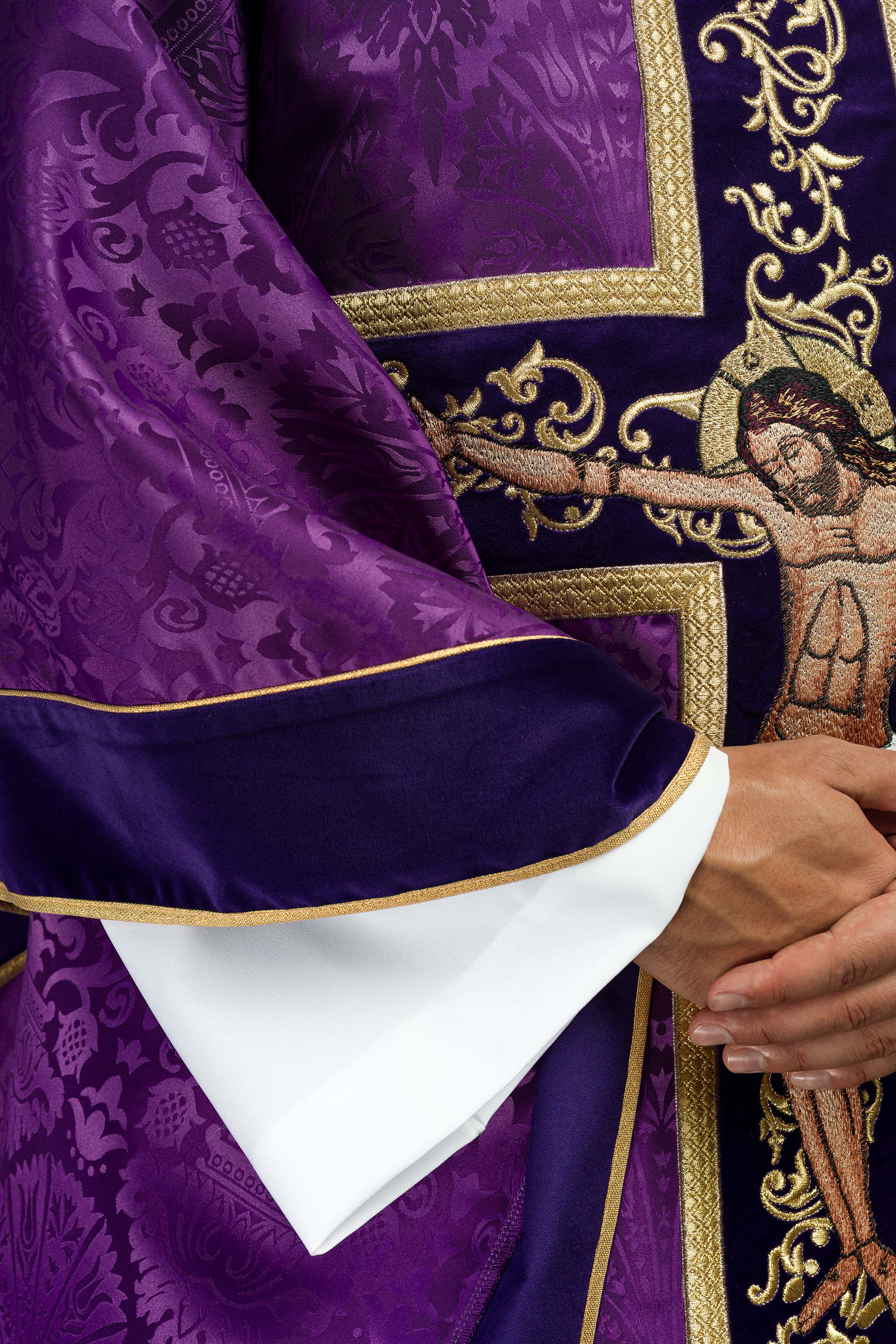 Fioletowy ornat haftowany z wzorem Jezusa Chrystusa - ORNATY.PL