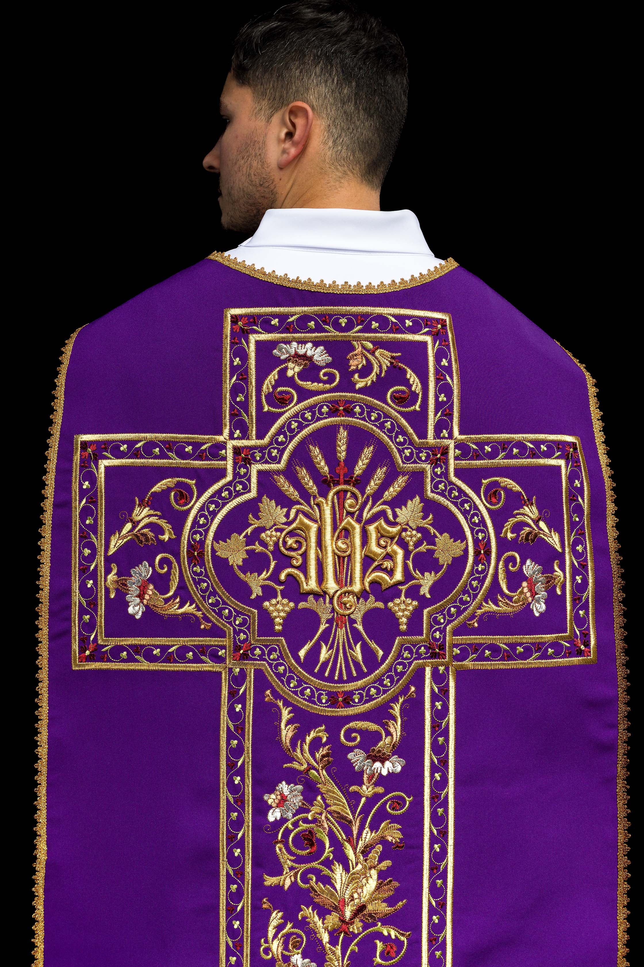 Fioletowy ornat rzymski haftowany z motywem IHS - ORNATY.PL