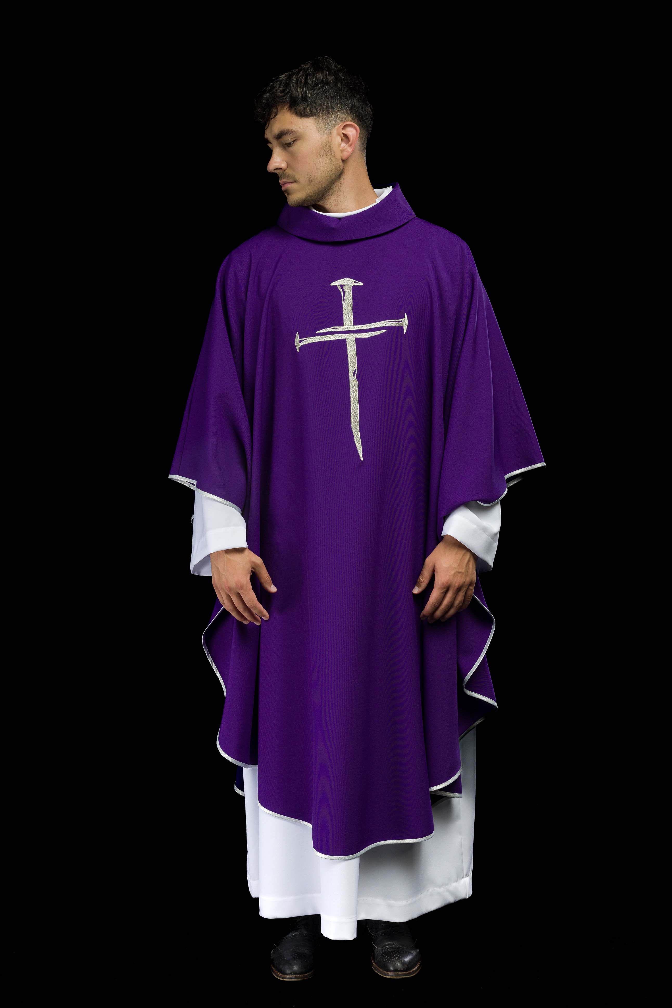 Fioletowy ornat z srebrnym haftowanym Krzyżem na Wielki Post - ORNATY.PL