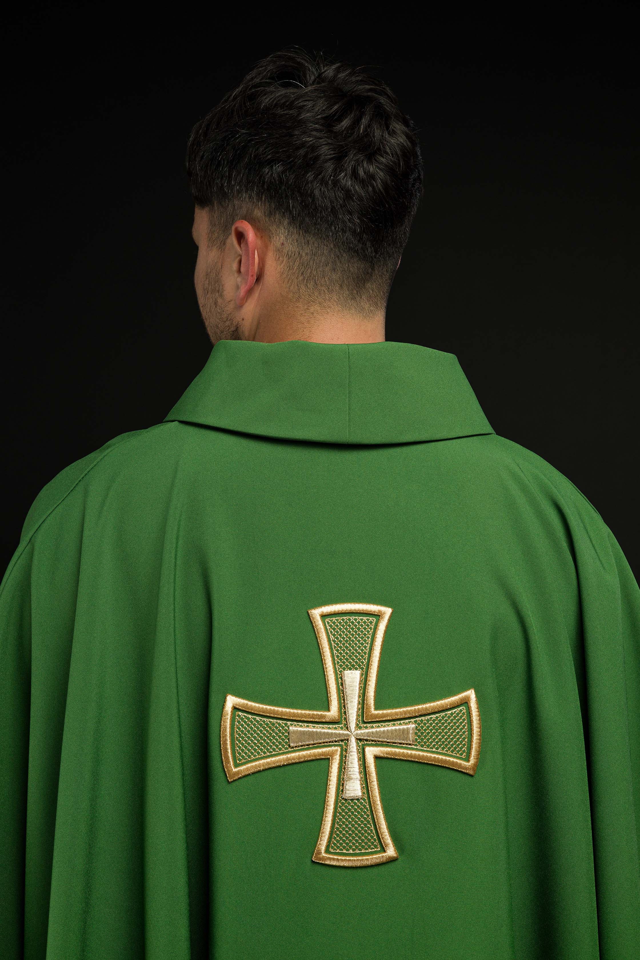 Ornat haftowany Zielony z Motywem Krzyża - ORNATY.PL