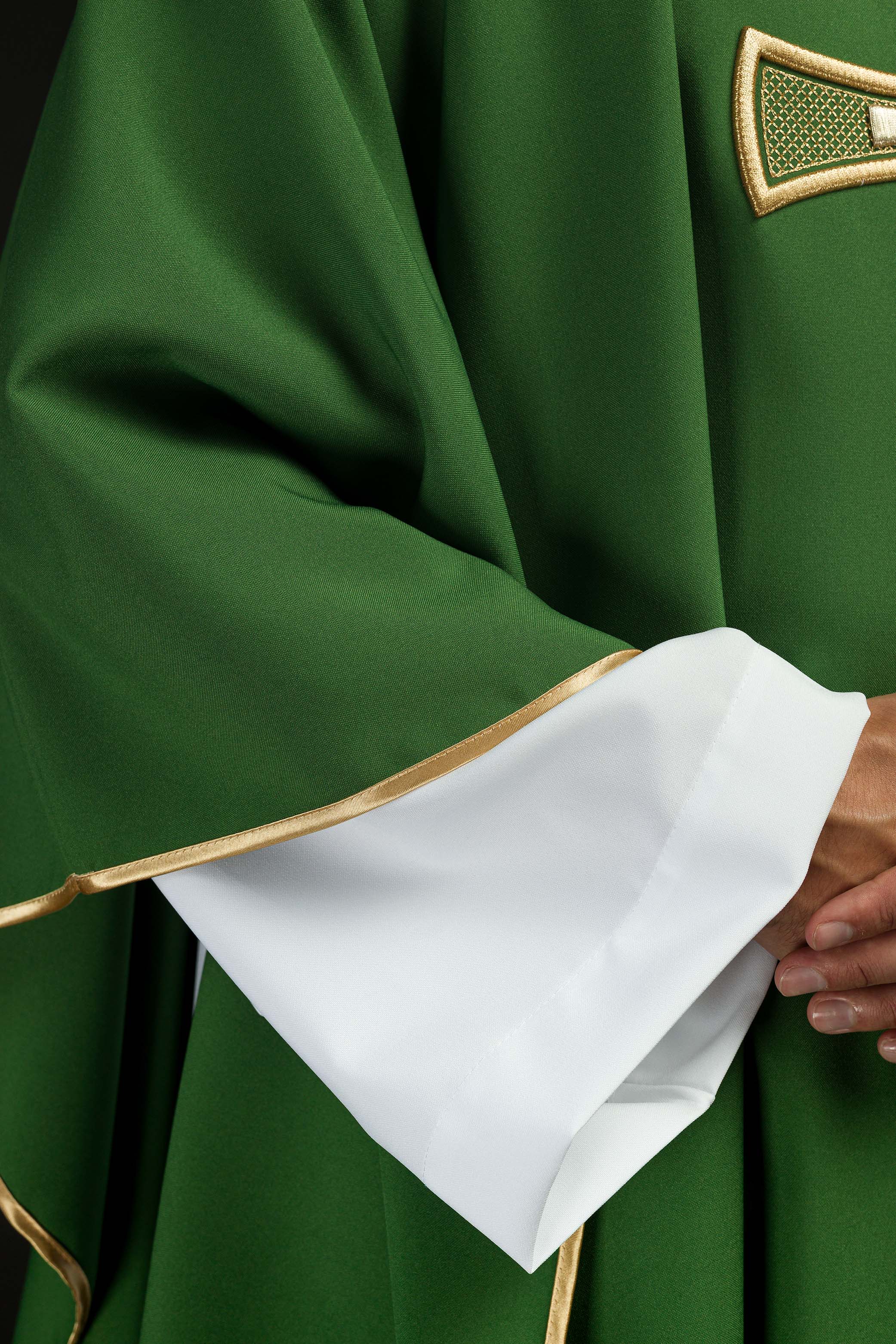 Ornat haftowany Zielony z Motywem Krzyża - ORNATY.PL