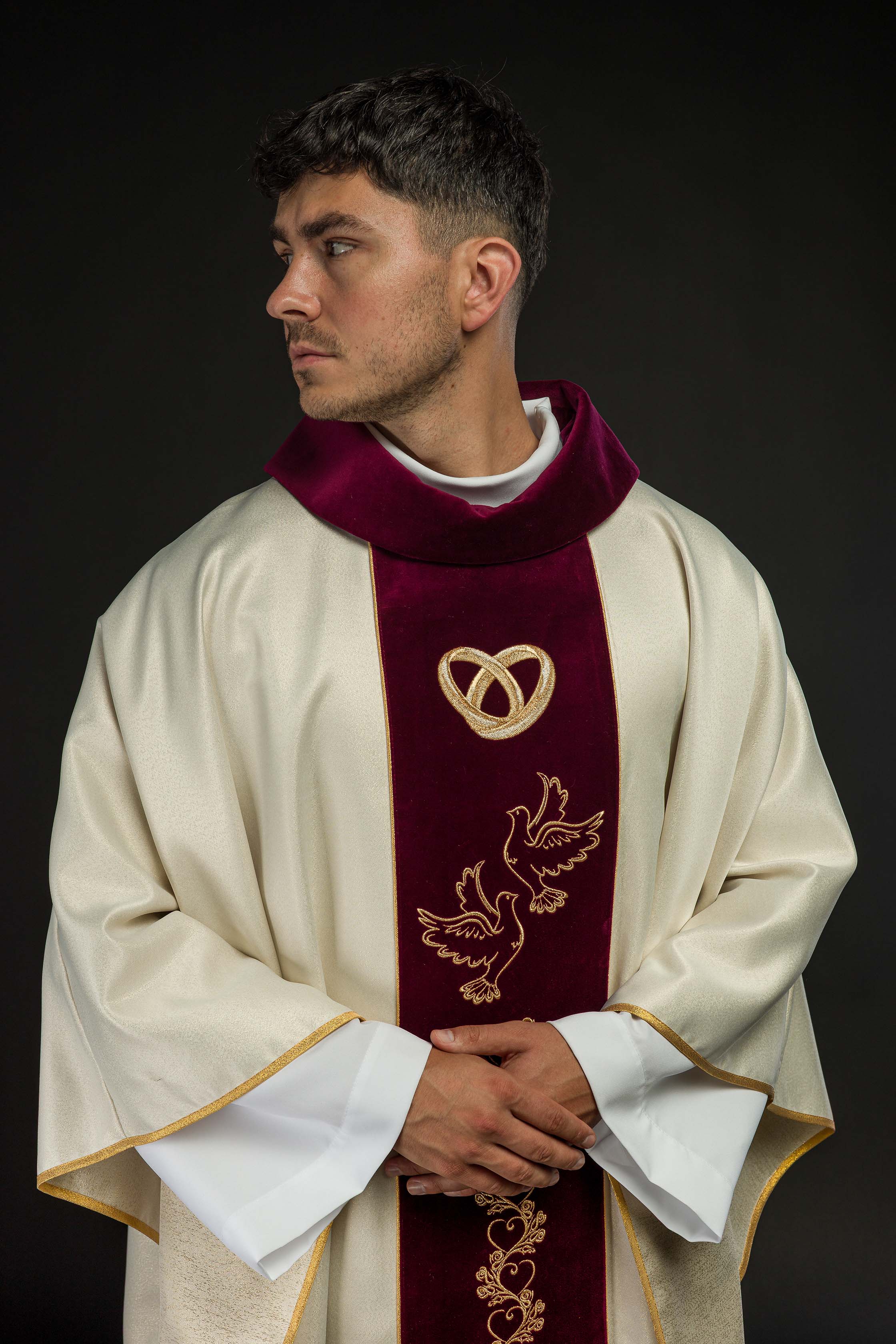 Ornat Ślubny w kolorze ecru z czerwonym aksamitnym pasem - ORNATY.PL