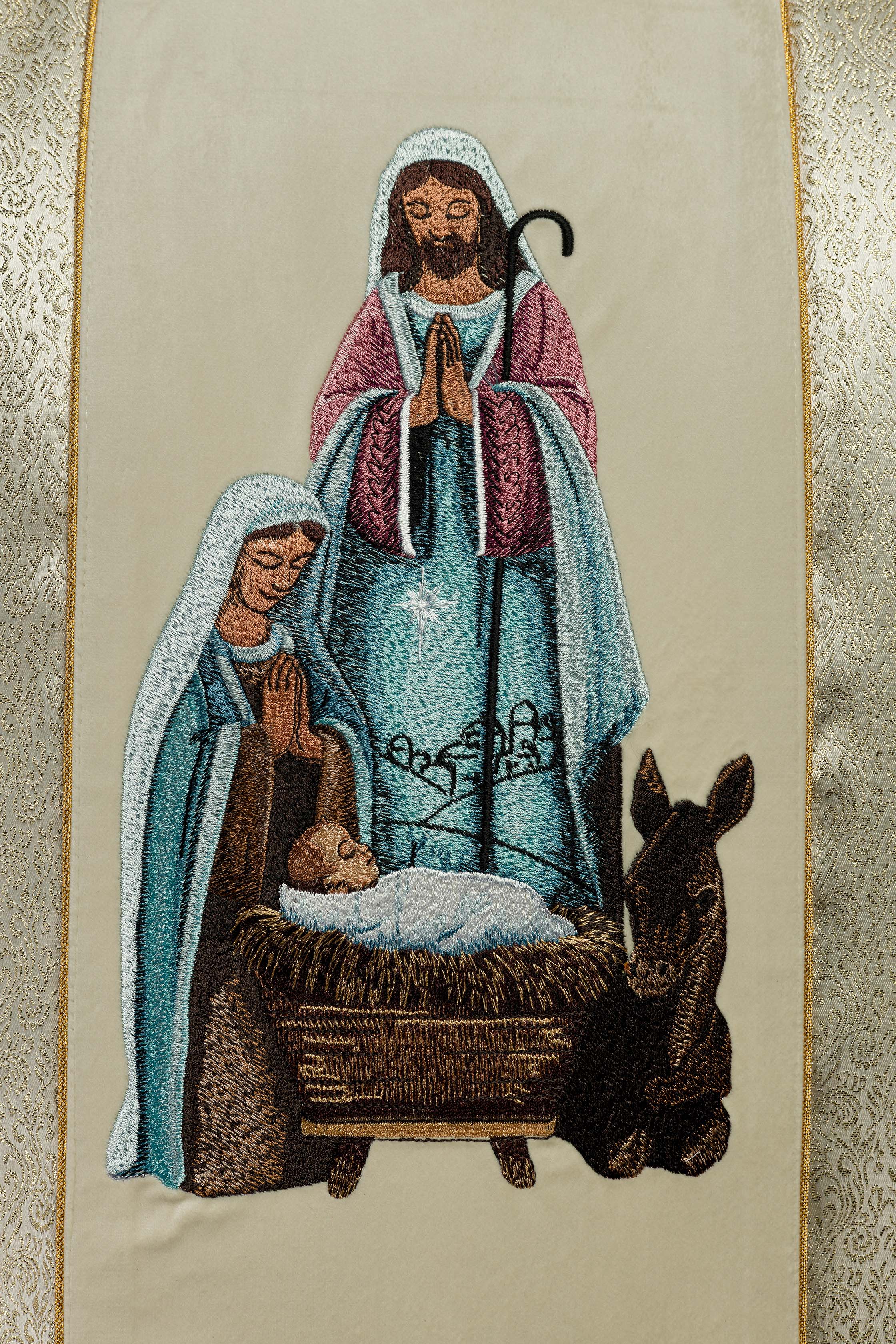 Ornat haftowany z wizerunkiem Świętej Rodziny na złotej tkaninie - ORNATY.PL