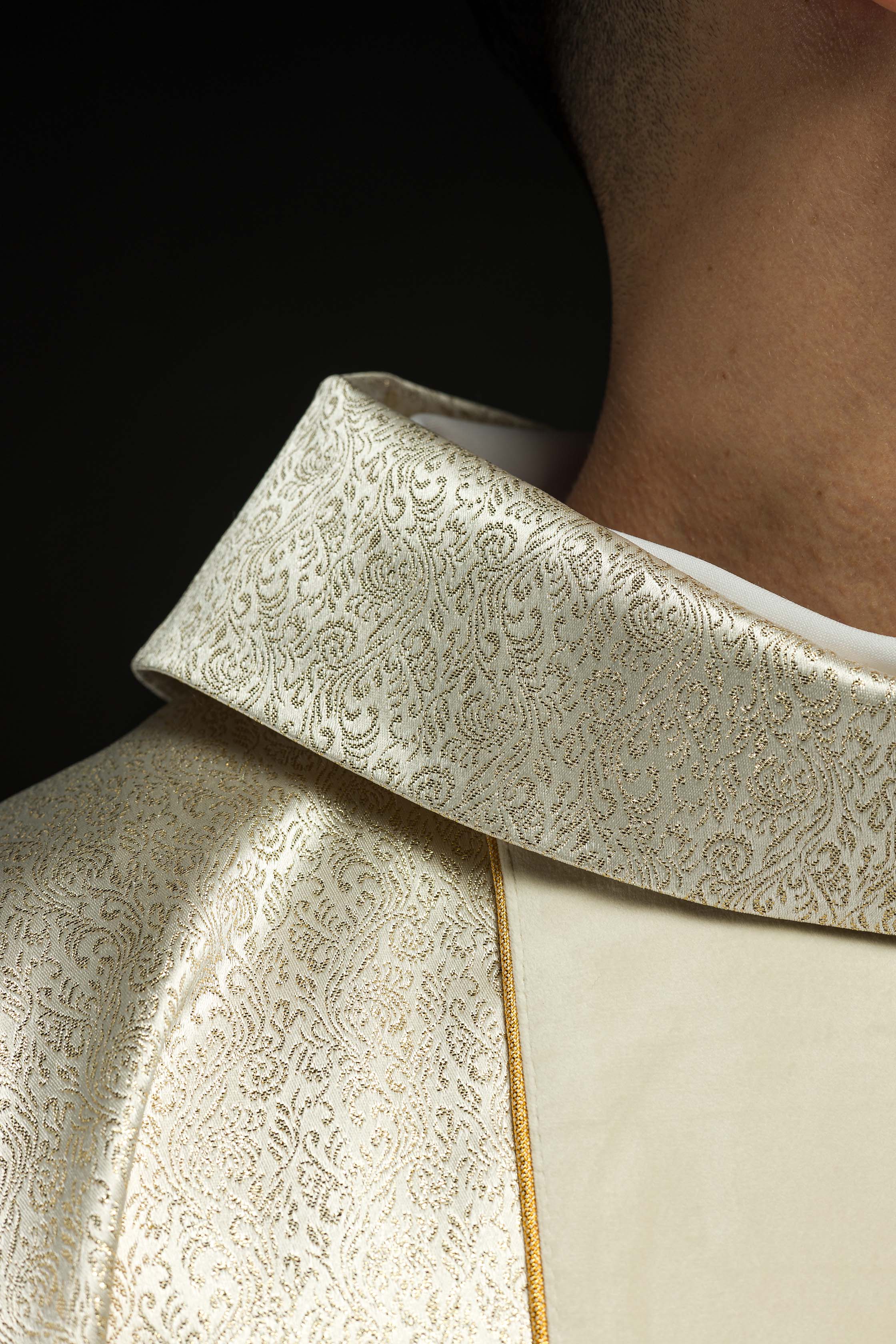 Ornat haftowany z wizerunkiem Świętej Rodziny na złotej tkaninie - ORNATY.PL